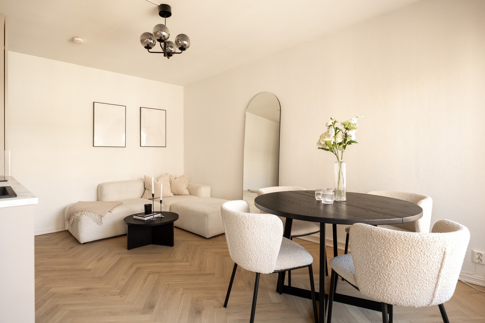 Stuen kan enkelt innredes med både sofa- og spiseseksjon. Galleribilde