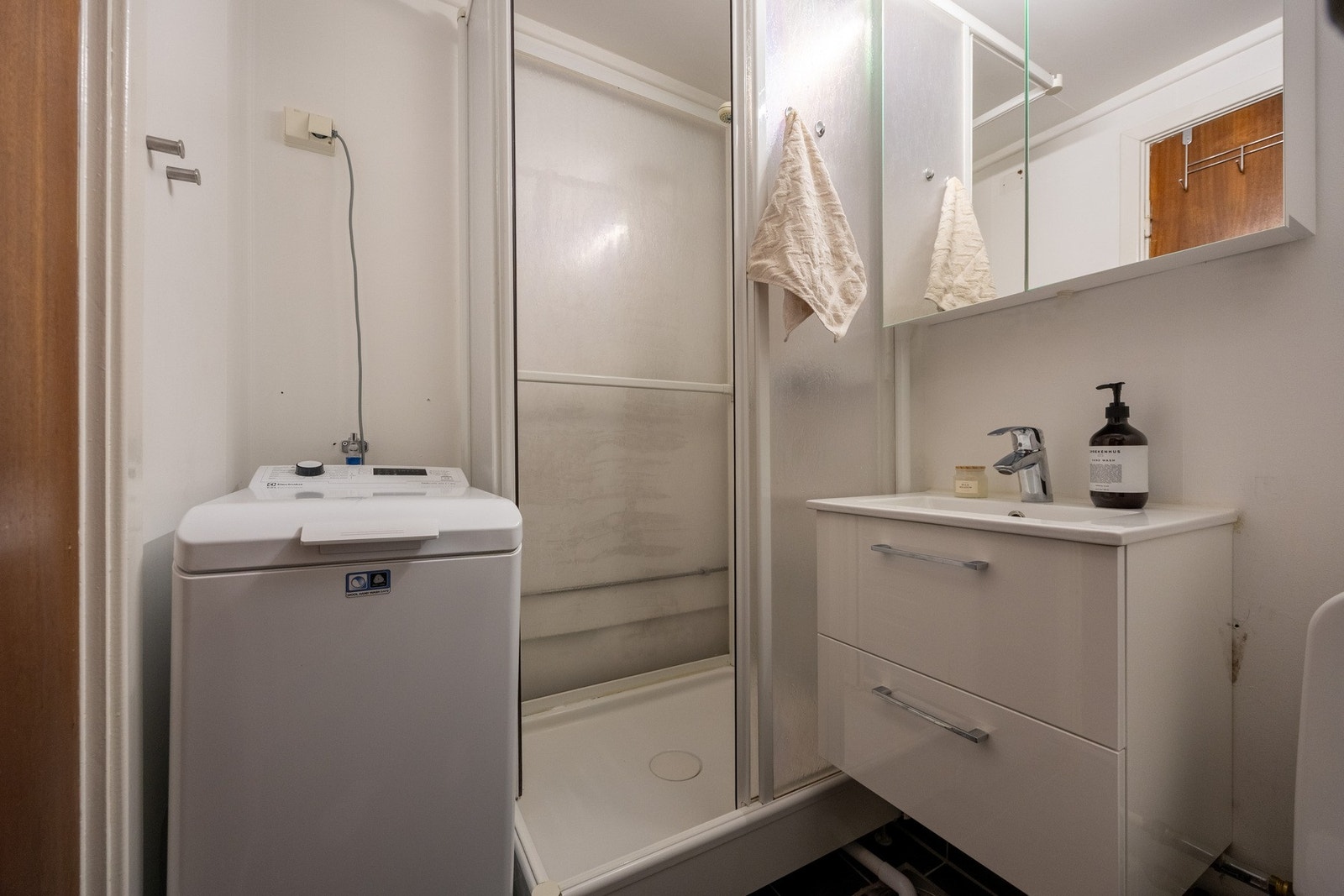 Praktisk baderom med opplegg for vaskemaskin. Galleribilde