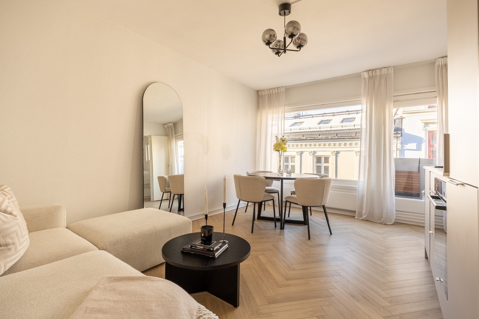 Leiligheten har store vindusflater som slipper inn mye naturlig lys. Galleribilde