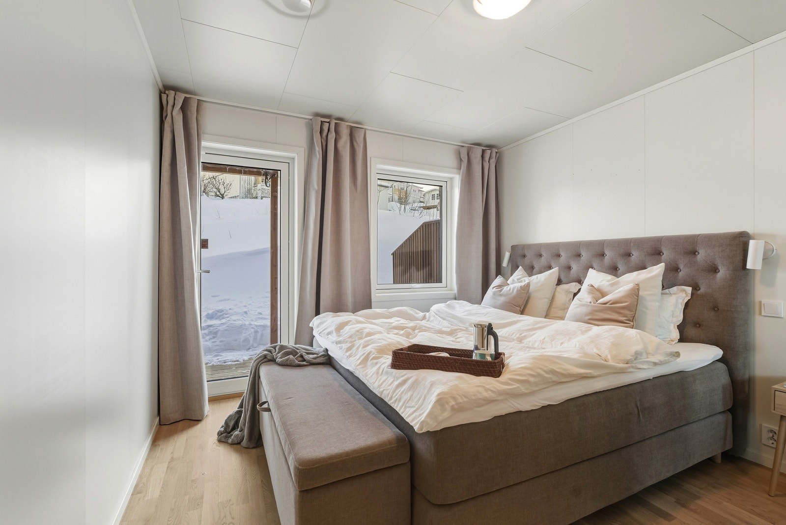 Herfra er det utgang til en platting mot sør og hage. Galleribilde