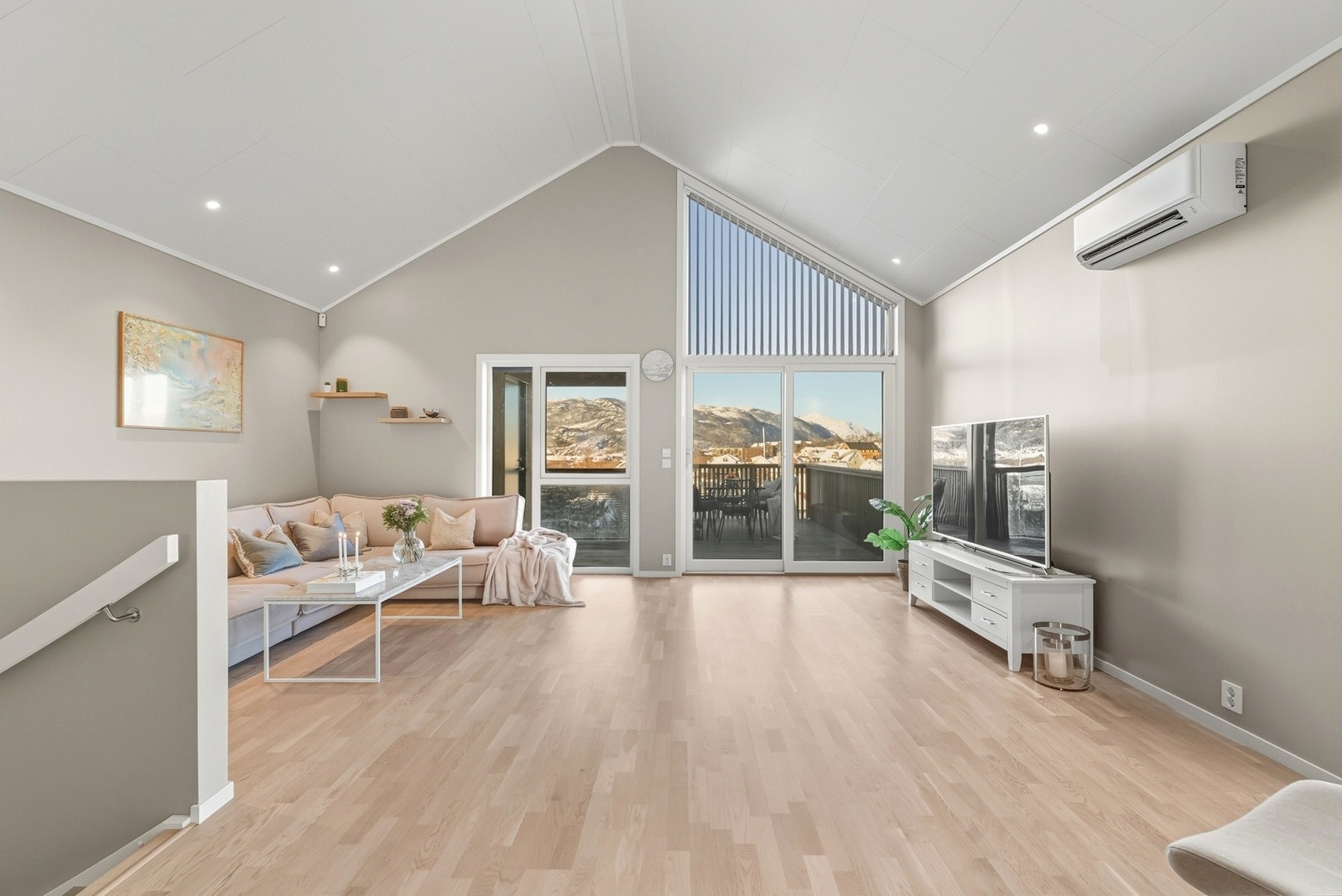 I denne etasjen er det god takhøyde, store gjennomgående vindusflater som gir er herlig romfølelse. Galleribilde