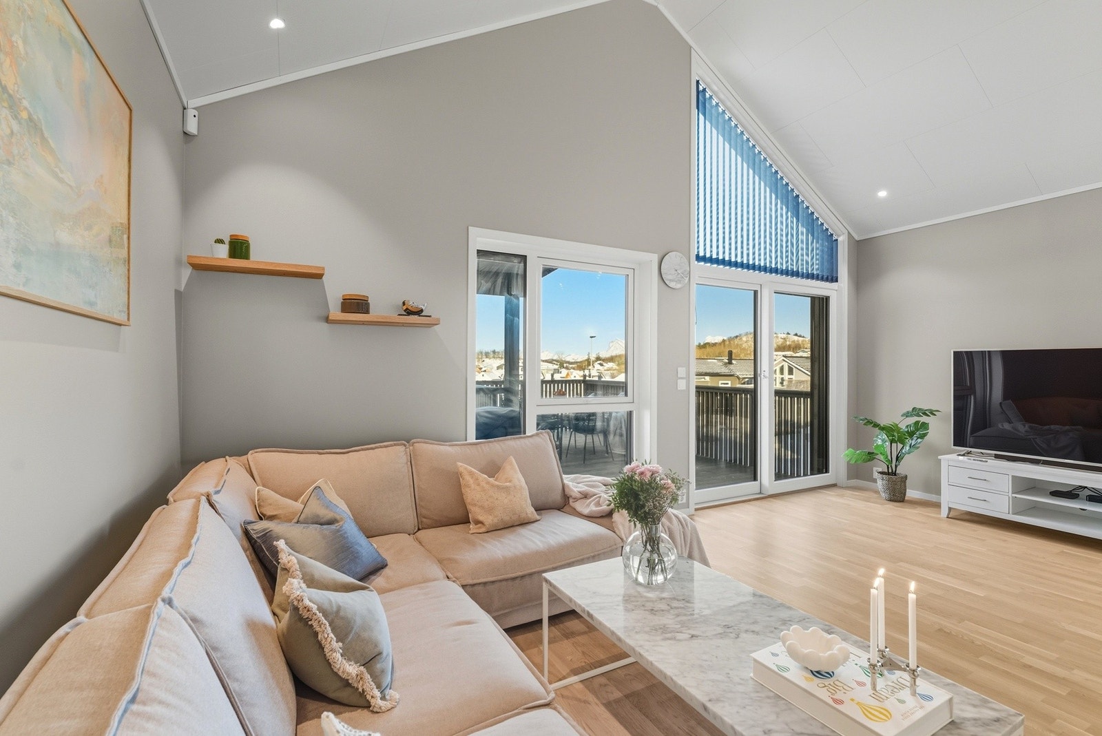 Fra stuen er det utgang til en romslig balkong. Galleribilde