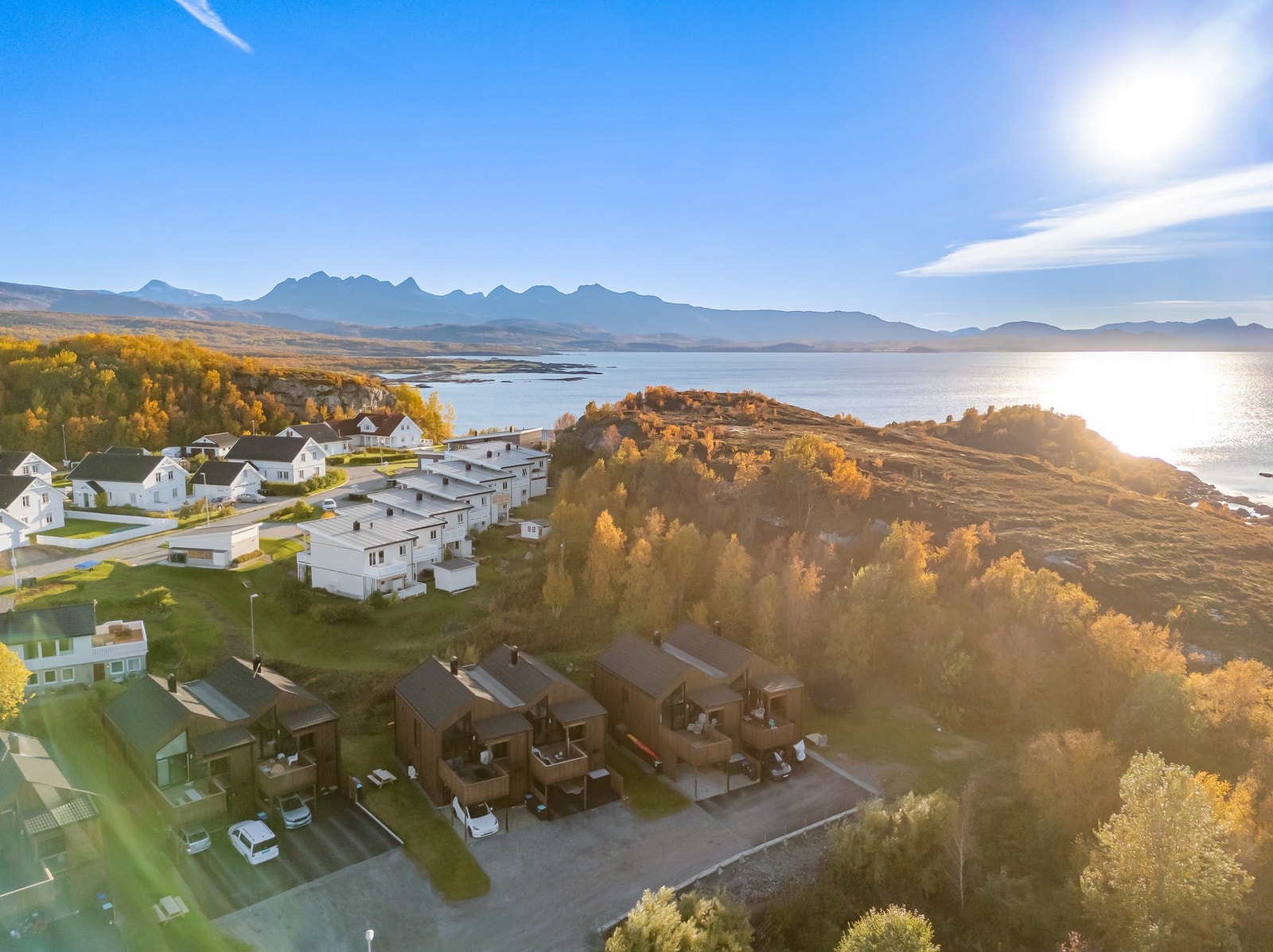 Fra boligen er det nærhet til skole, barnehage, matbutikk, buss og flotte turområder. Galleribilde