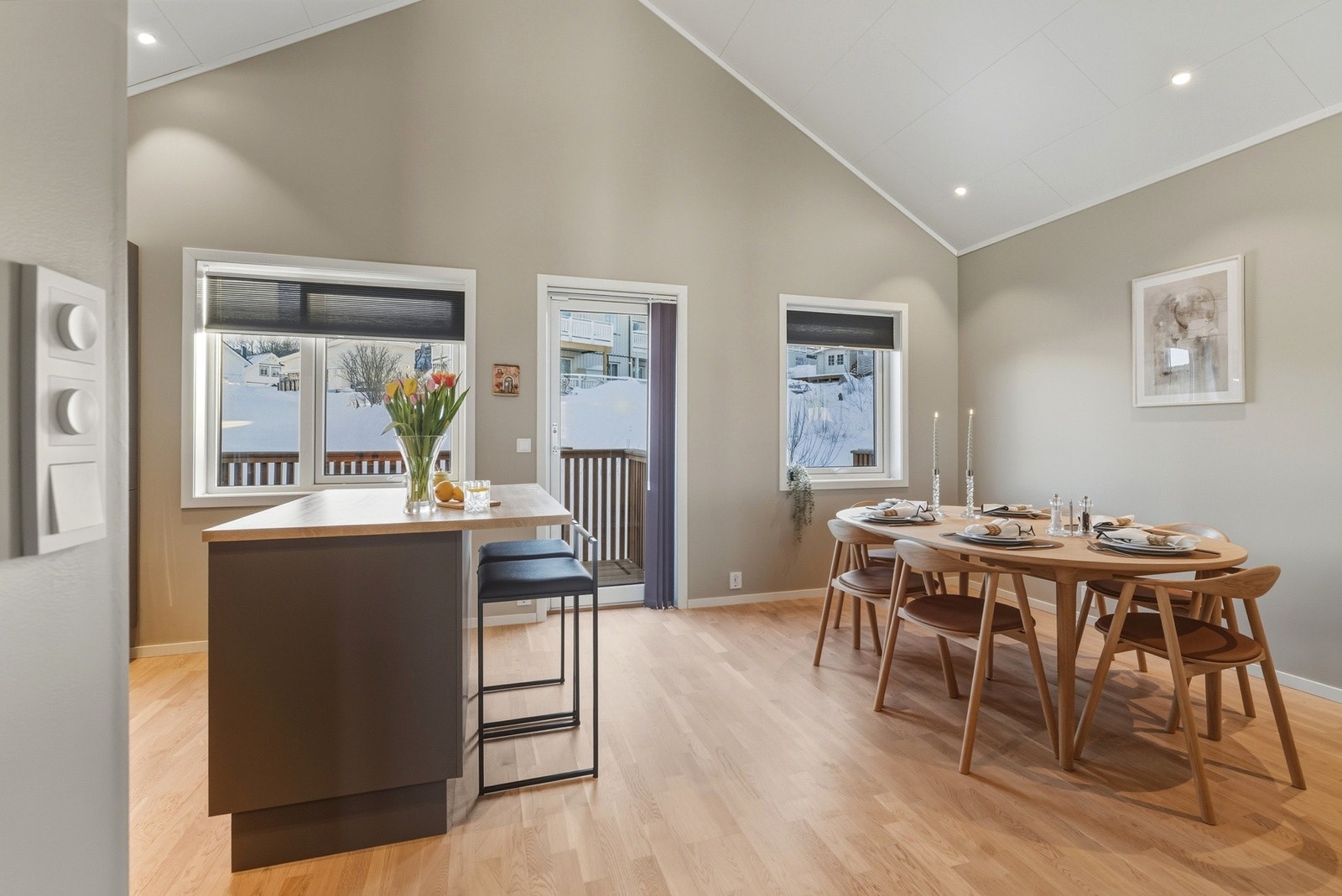 Fra kjøkkenet er det utgang til en sørvendt balkong. Galleribilde