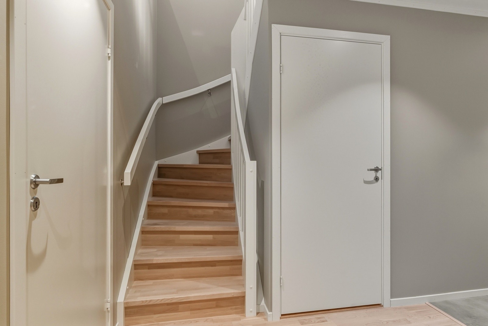 Bod under trappen. Galleribilde