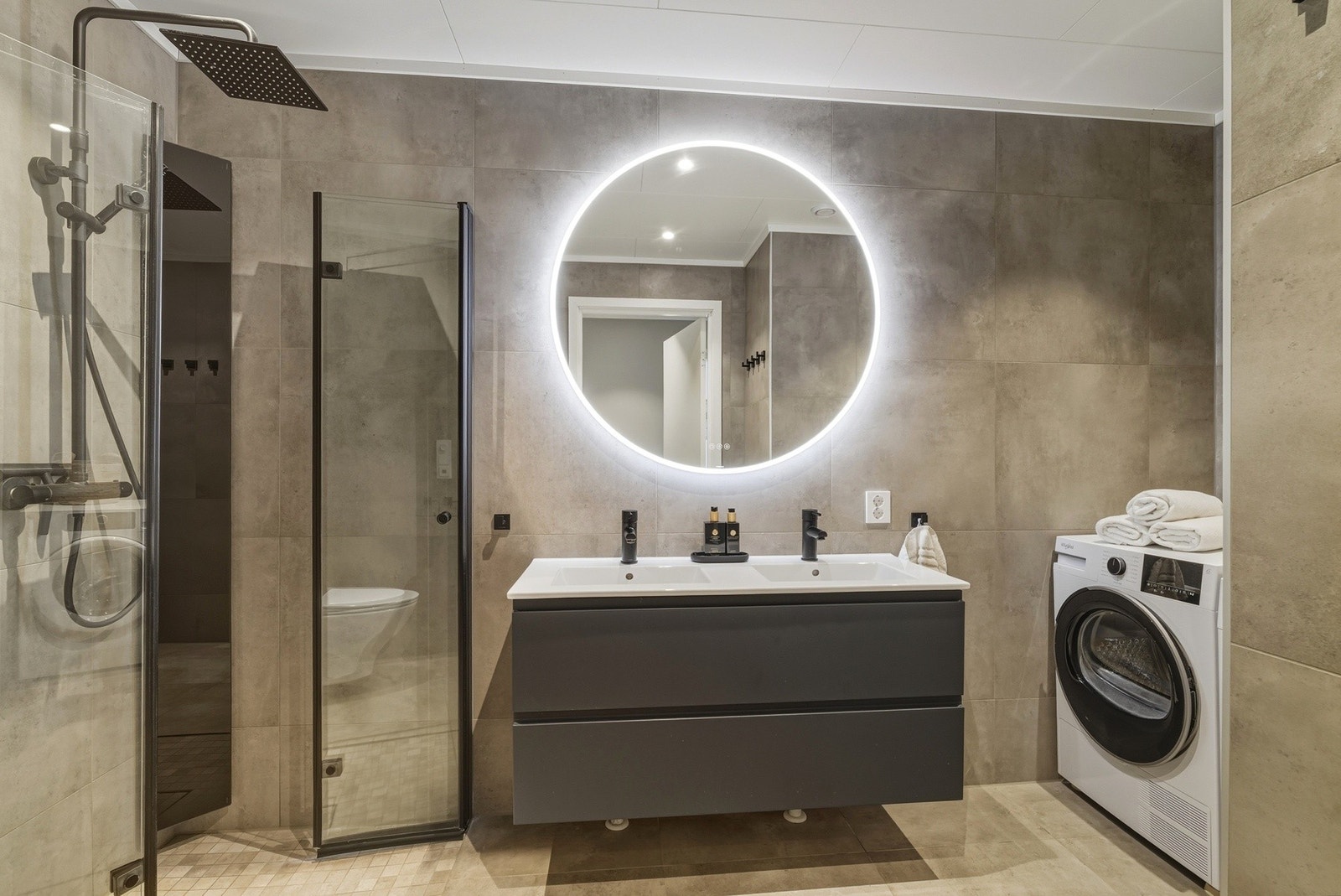 Badet er av god størrelse og har en praktisk nisje med plass til vaskemaskin og tørketrommel. Galleribilde