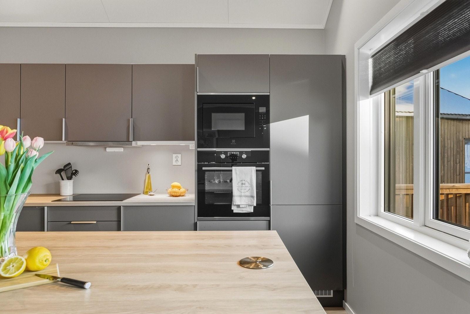 Integrert kjøleskap, oppvaskmaskin, stekeovn, platetopp og micro. Galleribilde