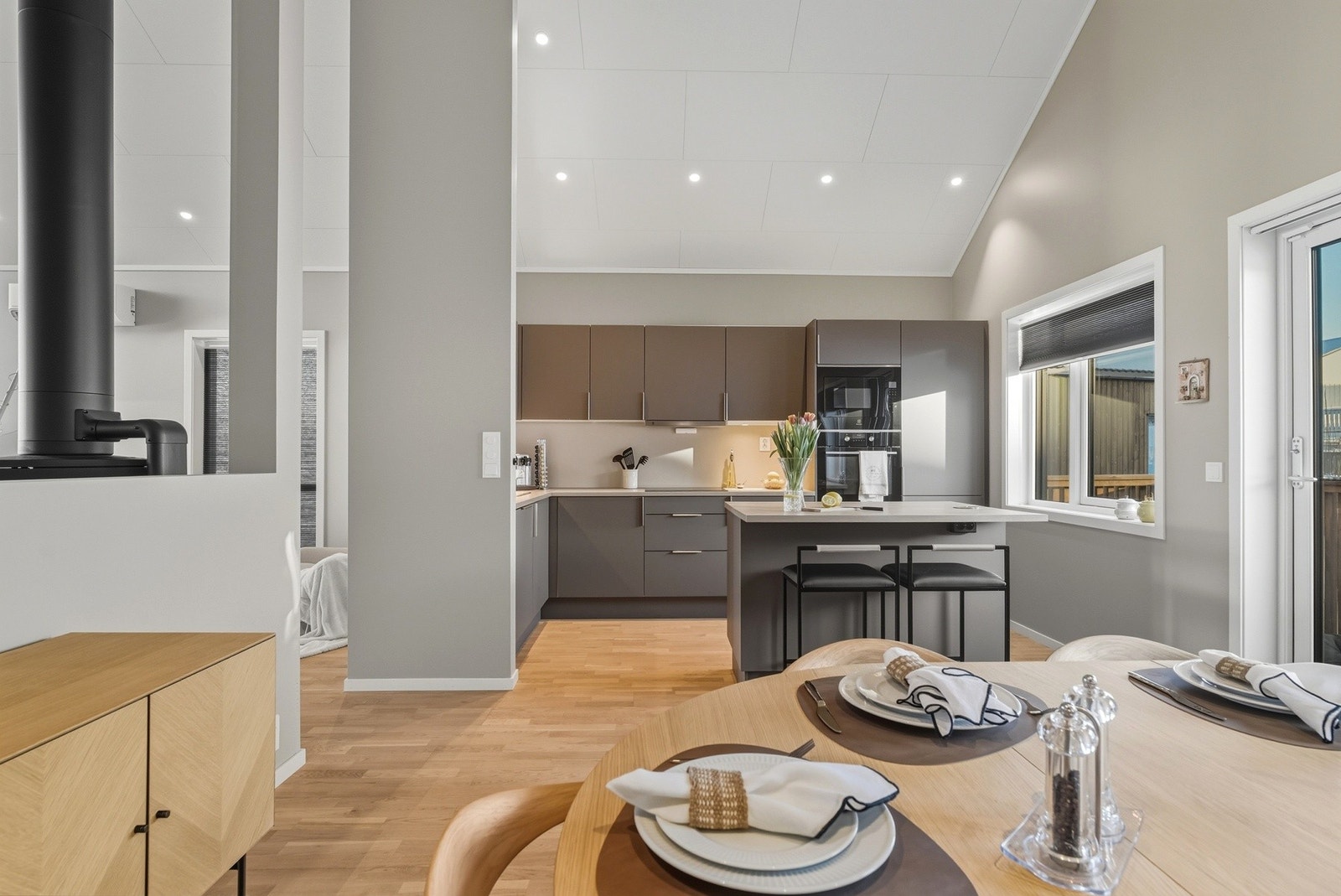 Lekkert og funksjonelt kjøkken med tilhørende spisestue. Galleribilde