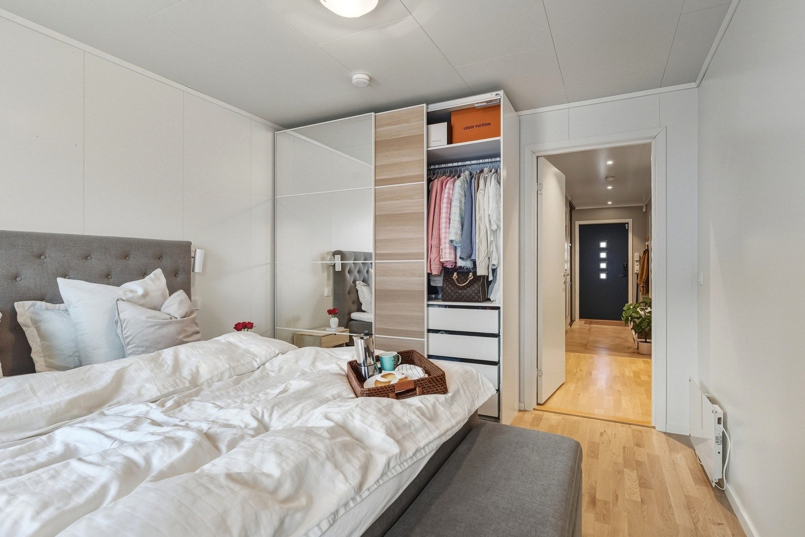 Hovedsoverommet har en praktisk skyvedørsgarderobe. Galleribilde
