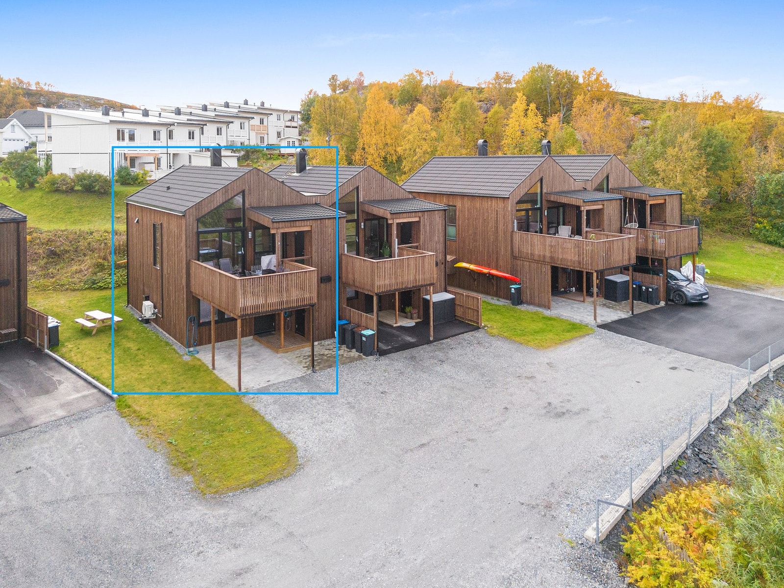 Innholdsrik og innbydende vertikaldelt tomannsbolig med barnevennlig beliggenhet på Tverlandet. Galleribilde