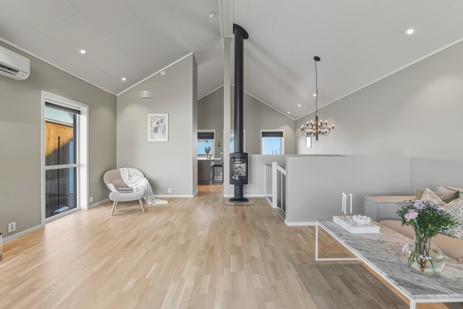 Spotter i tak og elektrisk solskjerming mot nord. Galleribilde