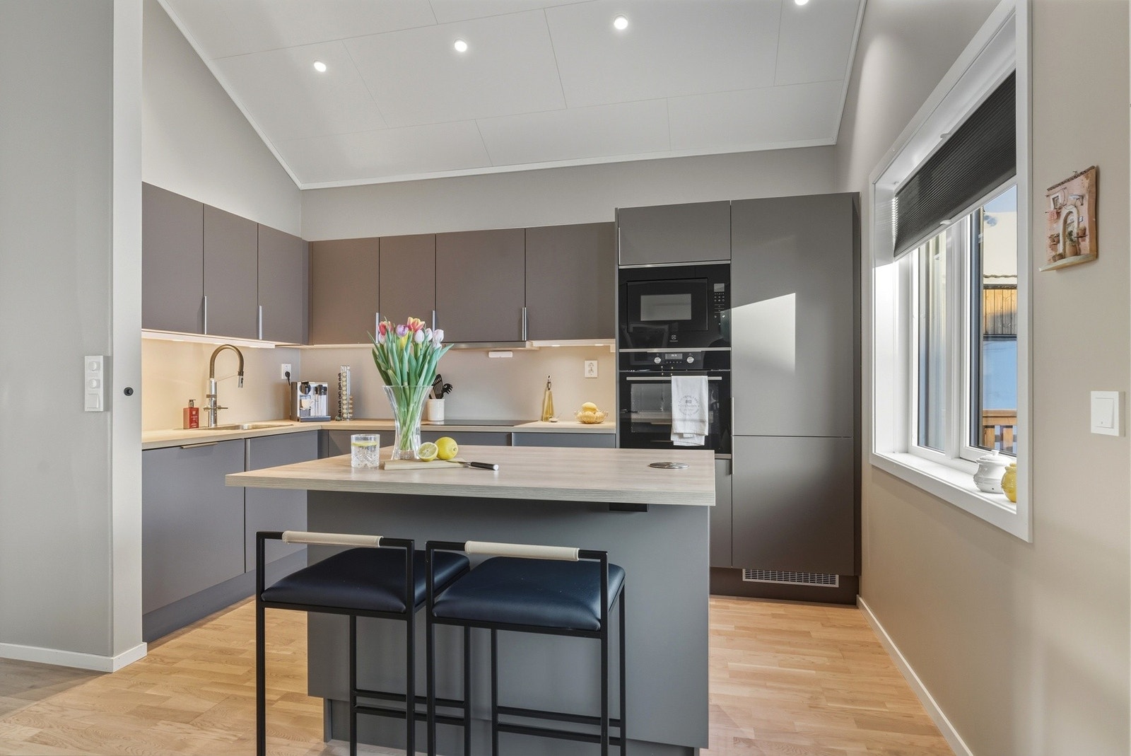 Godt utbygget med benk og skapplass - og en praktisk kjøkkenøy. Galleribilde