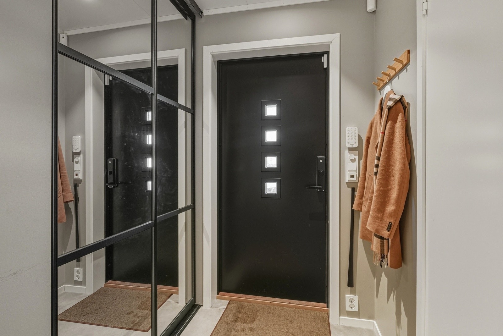 Flislagt entré med skyvedørsgarderobe. Galleribilde