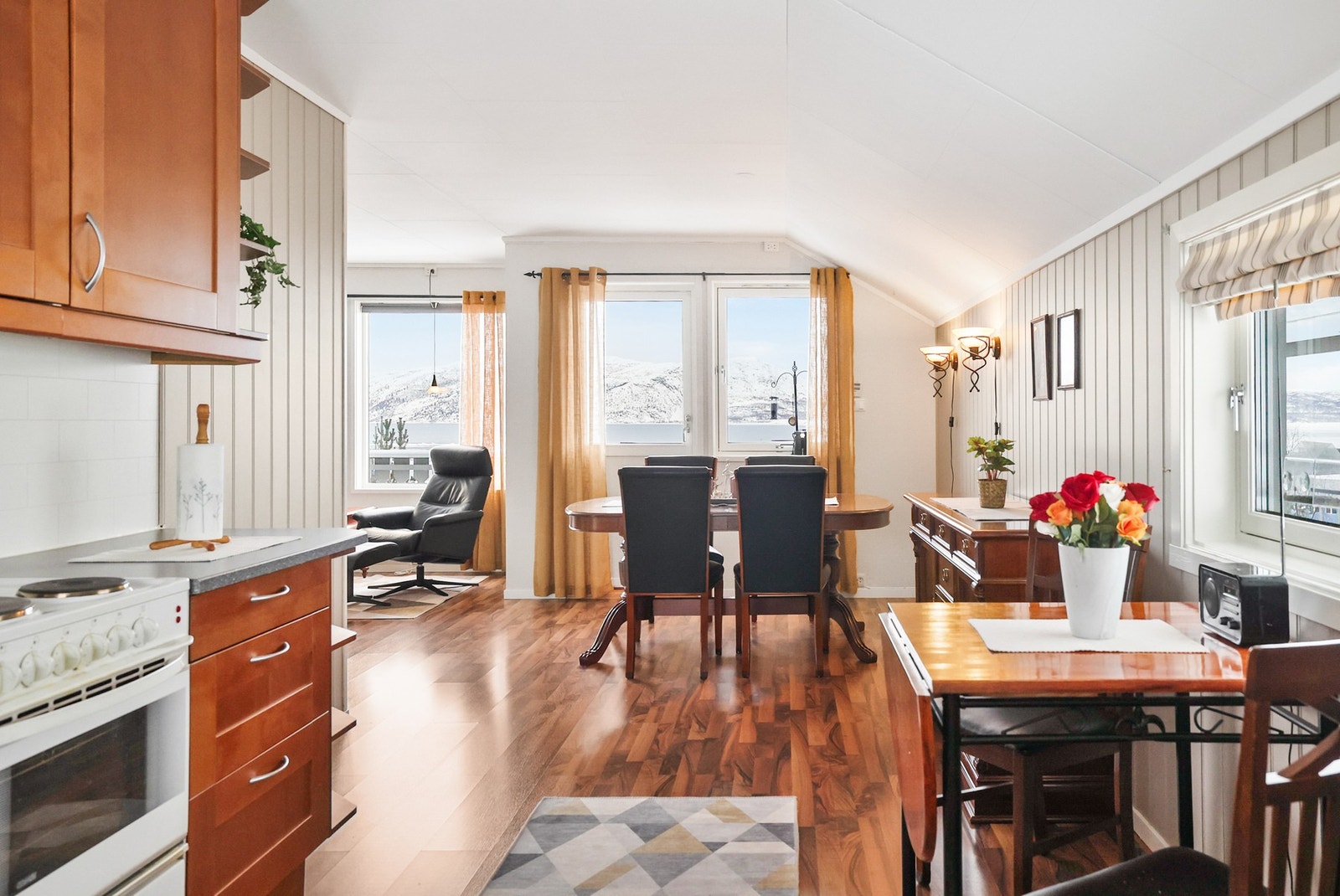 Innredningen med profilerte fronter byr på rikelig med skap- og benkeplass, noe som gir gode arbeidsforhold for matlaging. Galleribilde