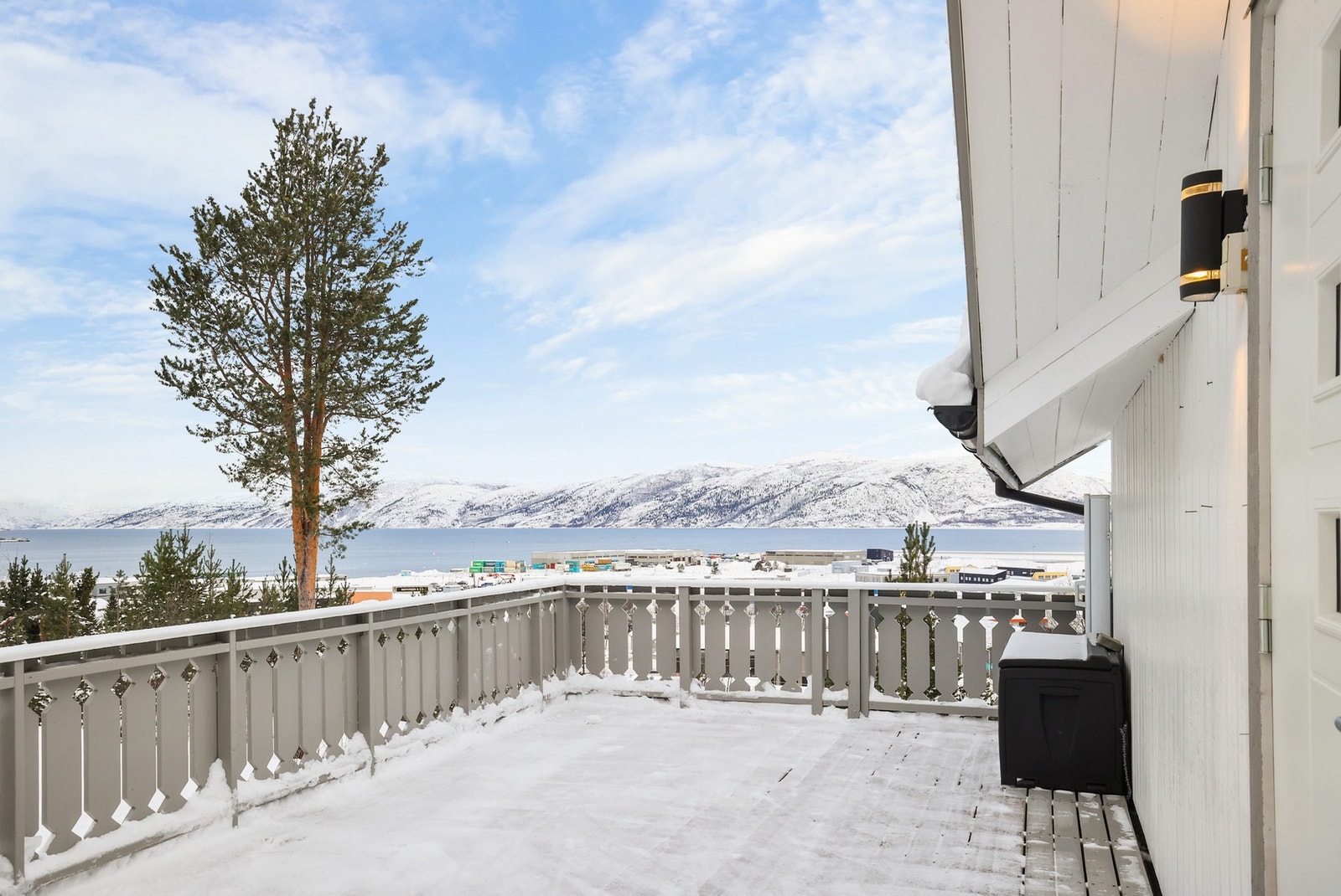 Fra stue er det utgang til en trivelig balkong. Galleribilde