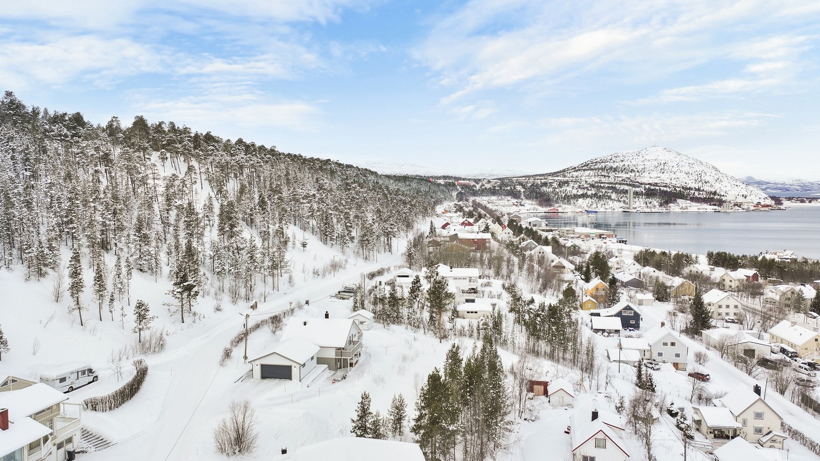 En innholdsrik og velholdt enebolig med en fleksibel planløsning og en nydelig utsikt over Altafjorden. Galleribilde