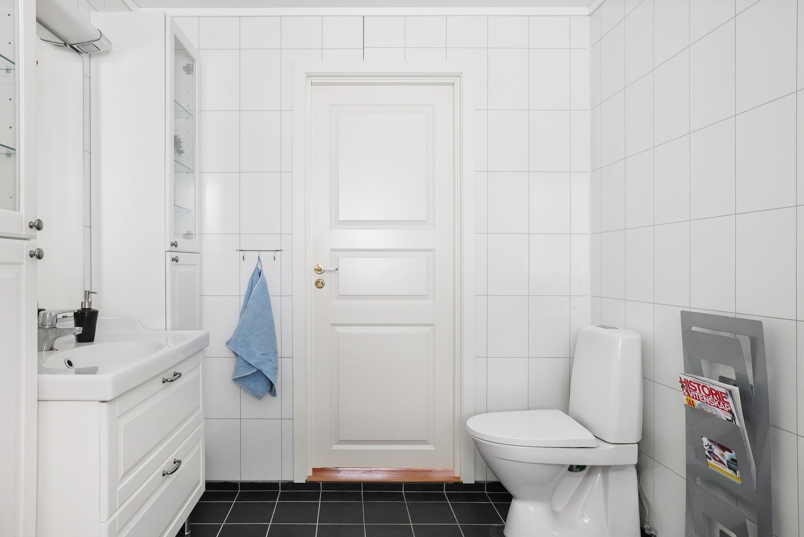 Rommet er utstyrt med en baderomsinnredning med servant, et gulvstående toalett og et praktisk dusjkabinett. Innredningen gir gode oppbevaringsmuligheter for toalettartikler og håndklær. Galleribilde