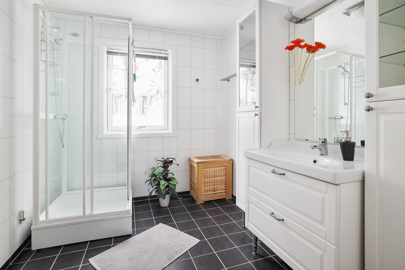 Boligens bad i hovedetasjen har flislagt gulv med behagelig gulvvarme. Galleribilde