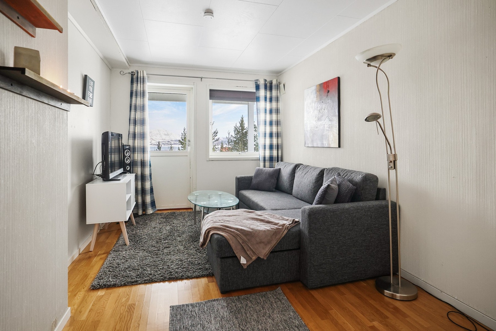 Stue i underetasje. Det gjøres oppmerksom på at bruksendringen av underetasje er søknadspliktig og ikke er omsøkt/godkjent av kommunen. Galleribilde