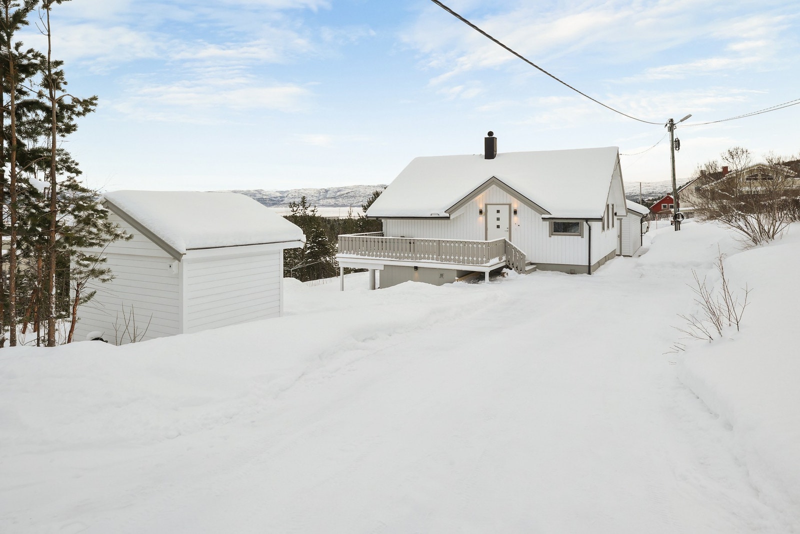 Eiendommen har en sentral beliggenhet i Bukta, et veletablert og barnevennlig boligområde i Alta. Galleribilde