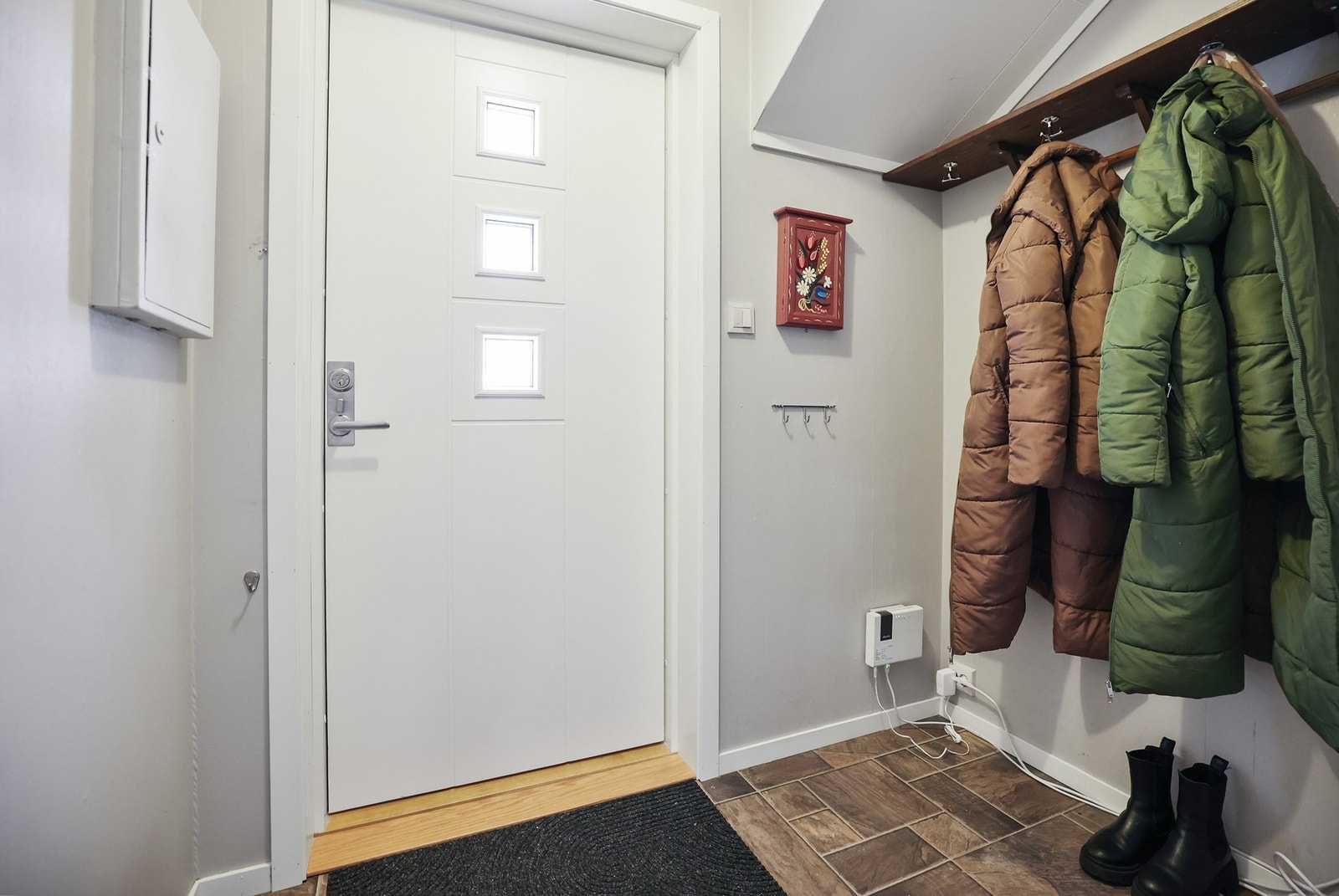 Vel inne blir man møtt av en lys entré med gode muligheter for knagger og hyller for å henge fra seg. Galleribilde