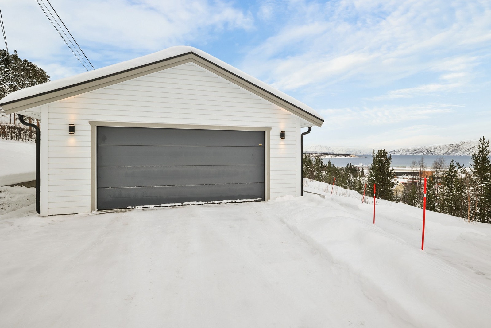 Frittstående garasje. Galleribilde