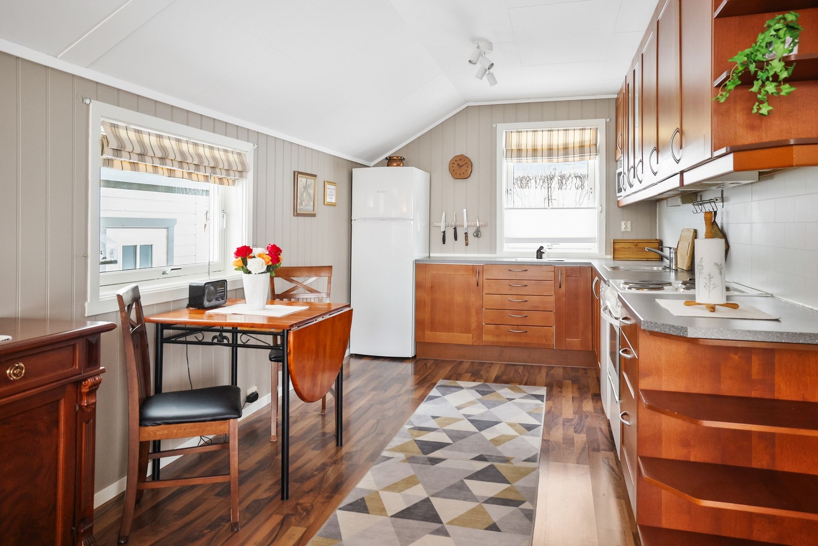 Kjøkkenet har en åpen og sosial løsning mot stuen. Galleribilde