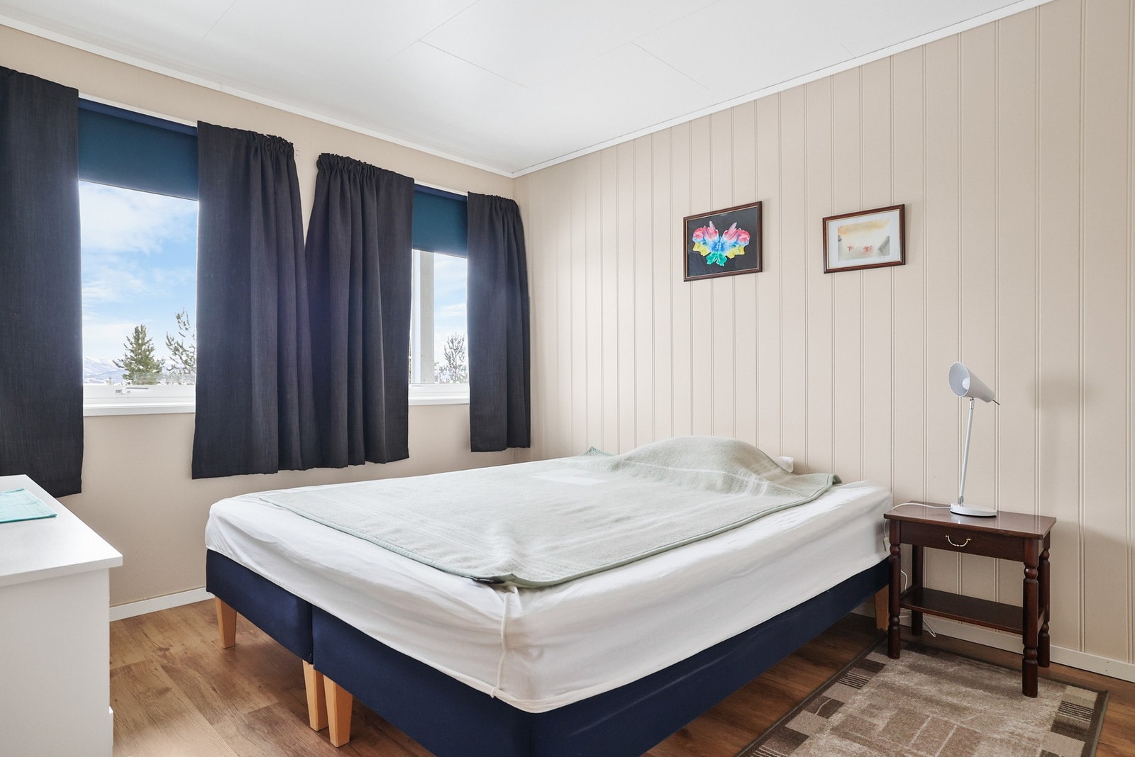 Alle rommene er av god størrelse med plass til seng, nattbord og garderobeløsninger eller annet ønsket møblement. Galleribilde