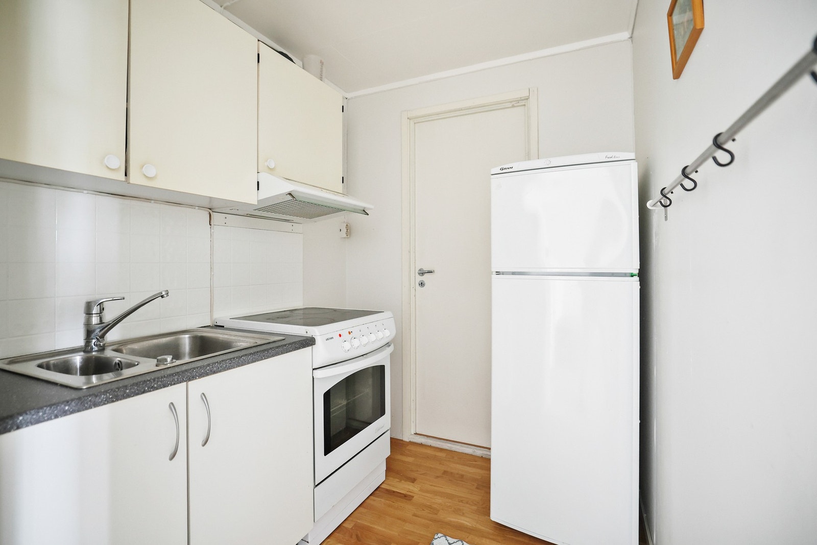 Kjøkken underetasje. Det gjøres oppmerksom på at bruksendringen av underetasje er søknadspliktig og ikke er omsøkt/godkjent av kommunen. Galleribilde