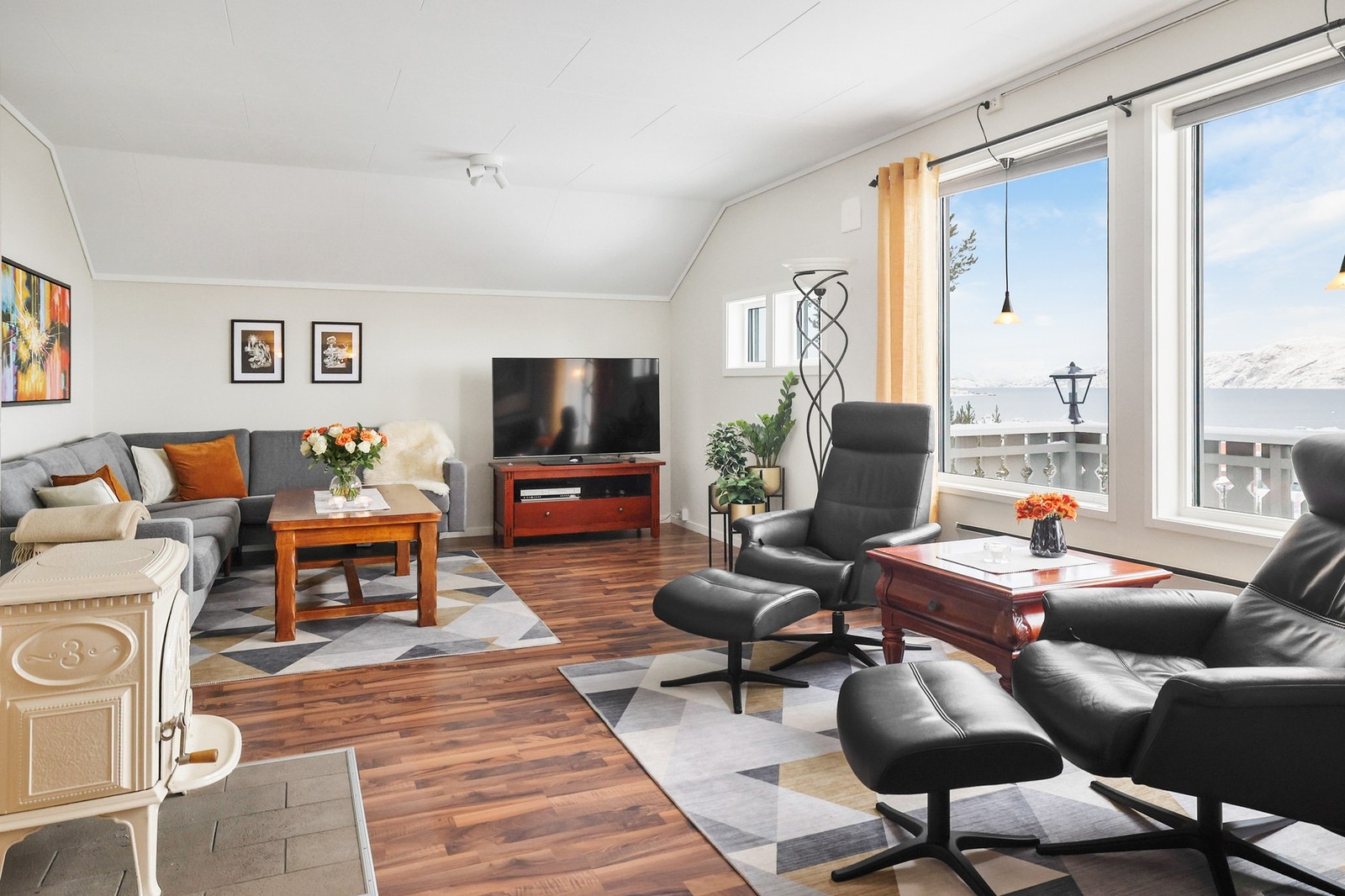 Hovedetasjen har en romslig og lys stue med store vindusflater som slipper inn rikelig med dagslys. Galleribilde