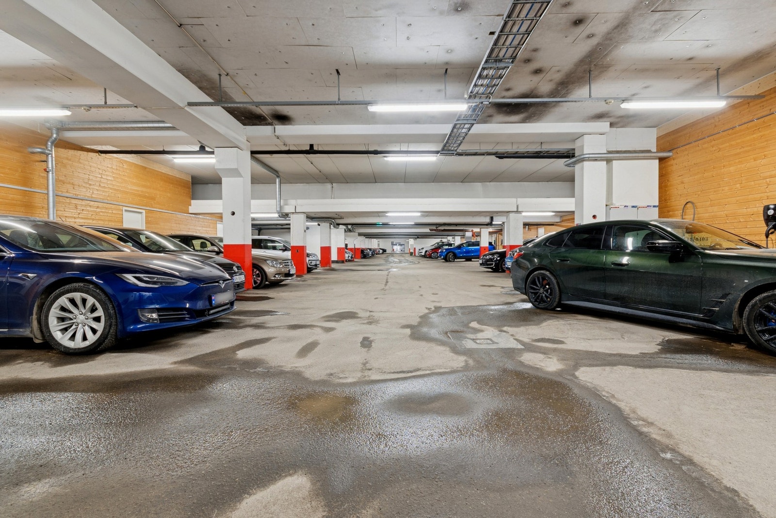 Fast parkering i felles garasjeanlegg. Øvrig gjesteparkering på angitte plasser i tilknytning bygningen. Galleribilde