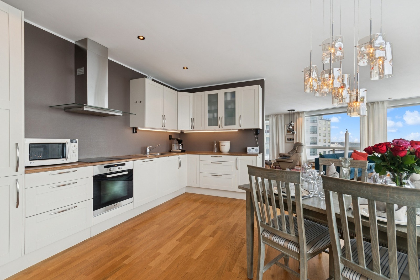 Kjøkkenet har innredning med fronter i hvit profilert utførelse og godt utbygget med skap- og benkeplass. Galleribilde