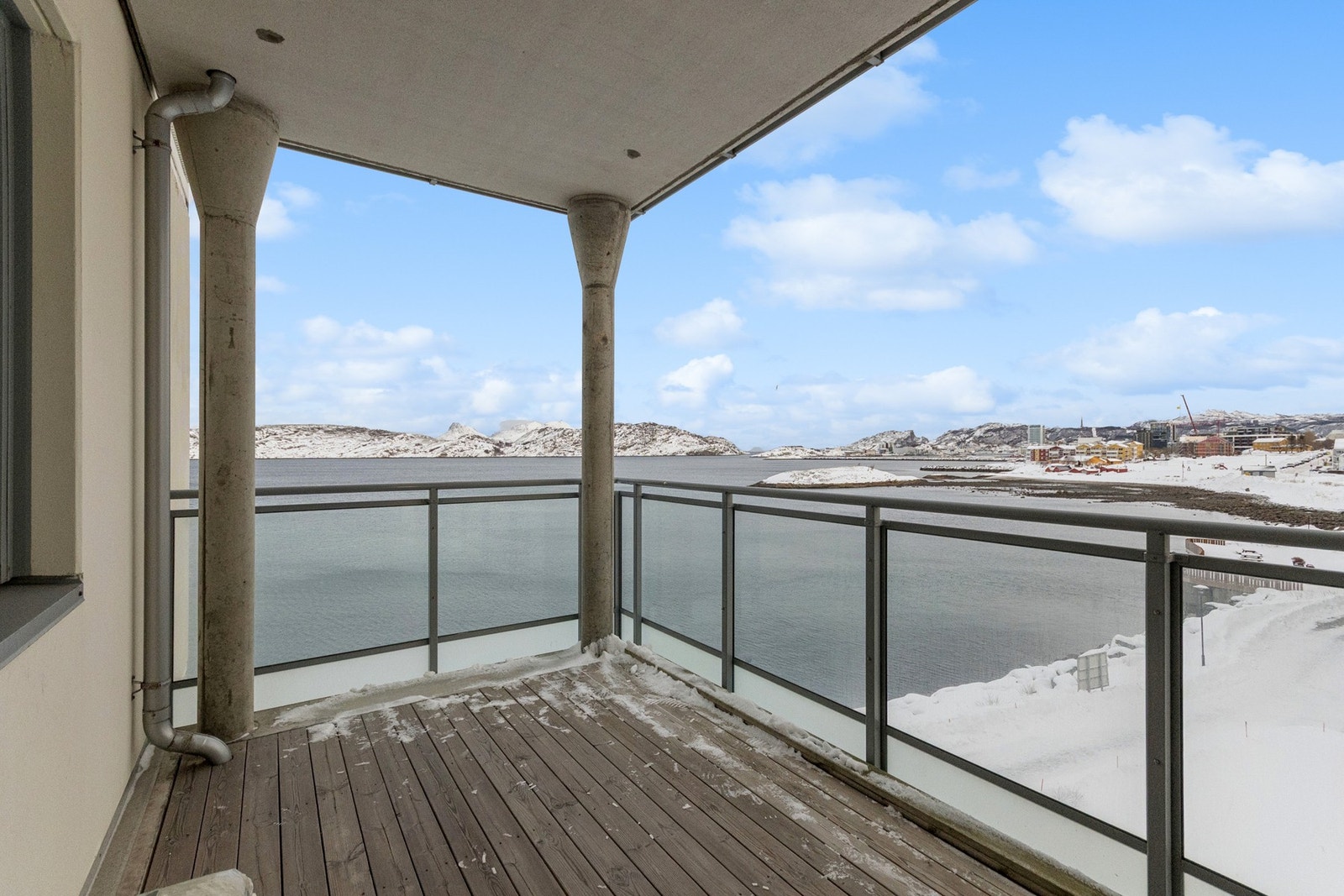 Direkte utgang fra stue til en overbygd balkong med nydelig utsikt. Galleribilde