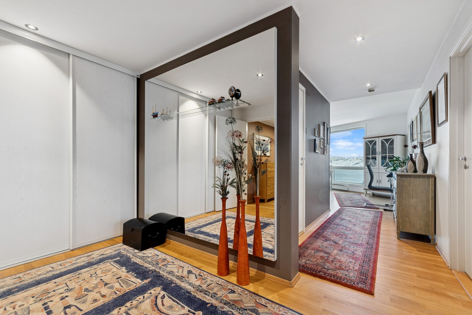 Gang med integrert skyvedørsgarderobe med plass til oppbevaring. Galleribilde