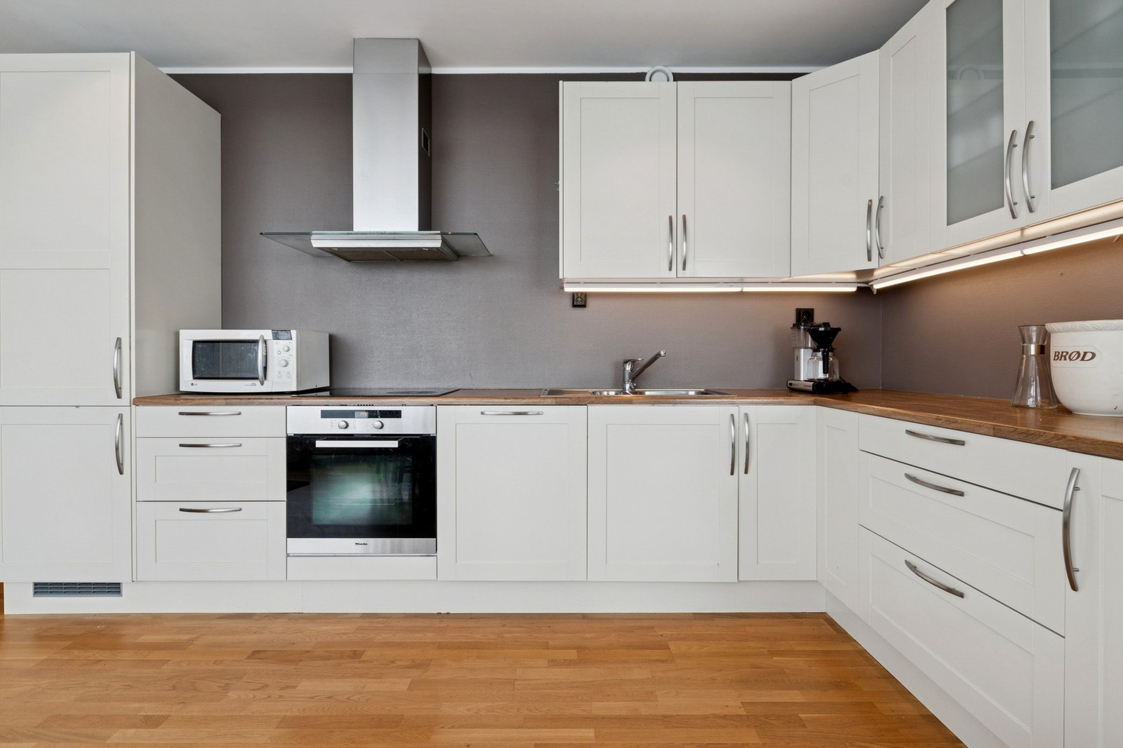 Det er integrert komfyr, komfyrtopp, oppvaskmaskin og kjøl/fryseskap. Mekanisk avtrekk fra komfyrtopp er etablert. Galleribilde