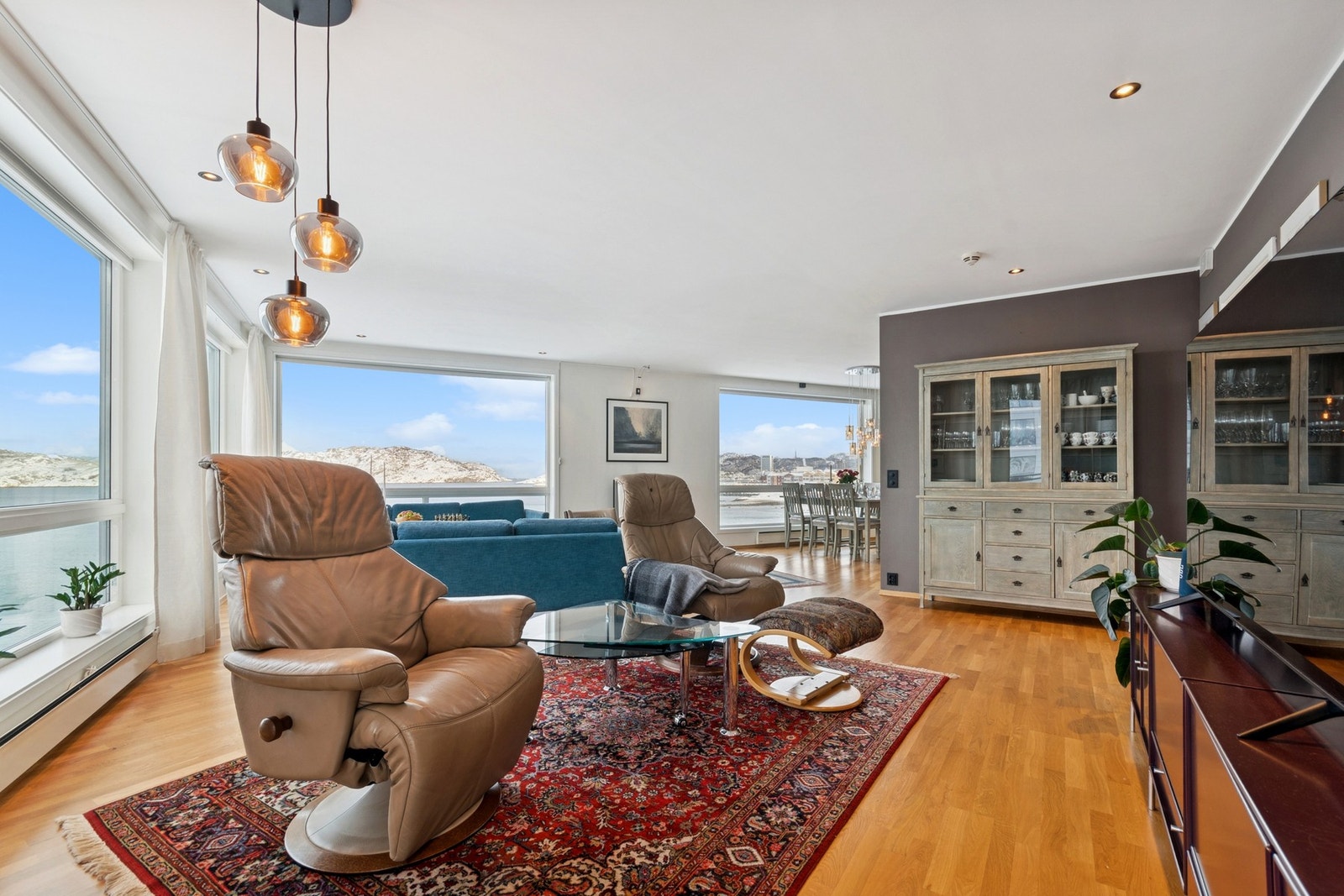 Felleskostnadene inkluderer blant annet kommune avgifter, renovasjon og Tv/internett. Galleribilde