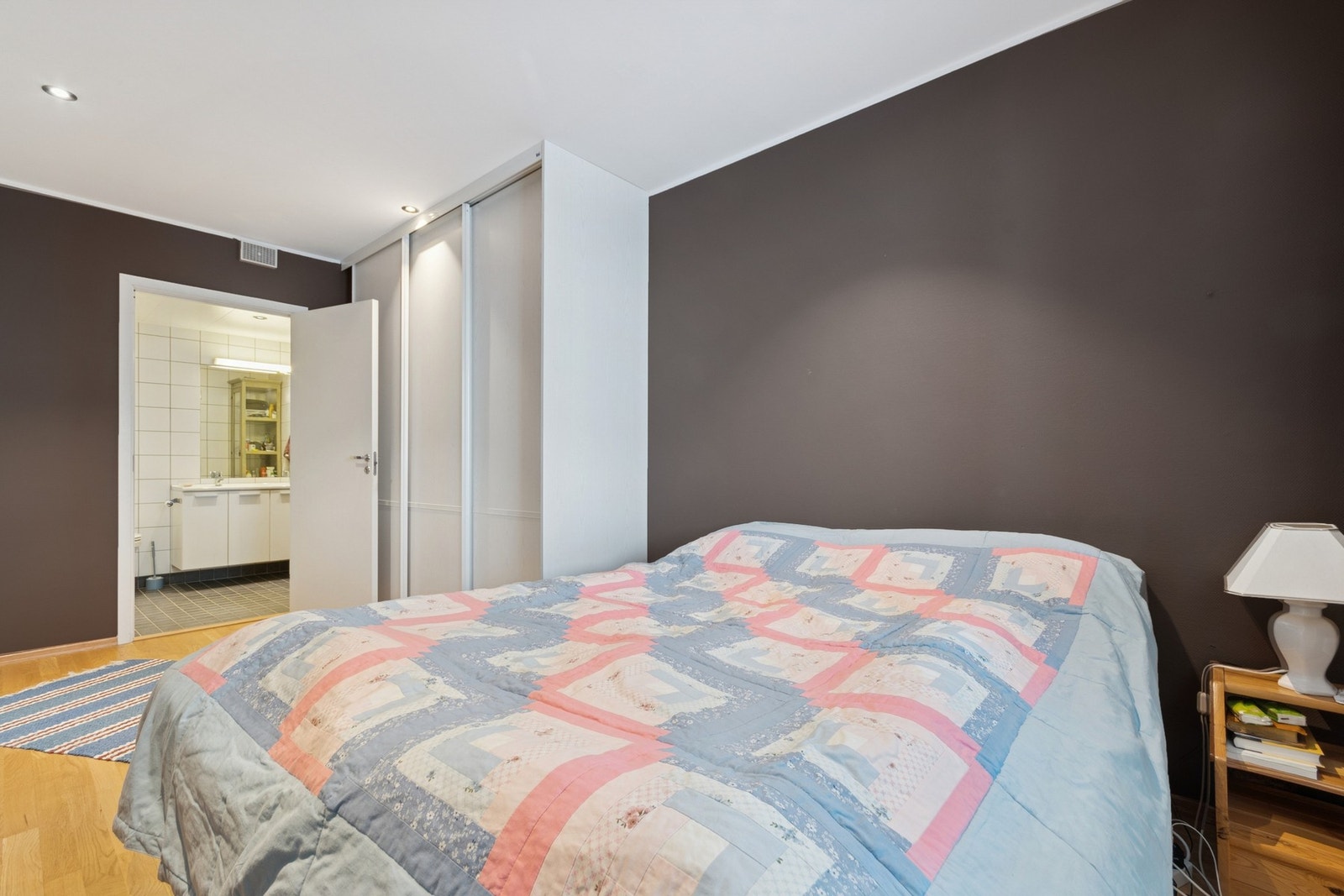 Det er direkte adgang fra hovedsoverommet til bad. Galleribilde