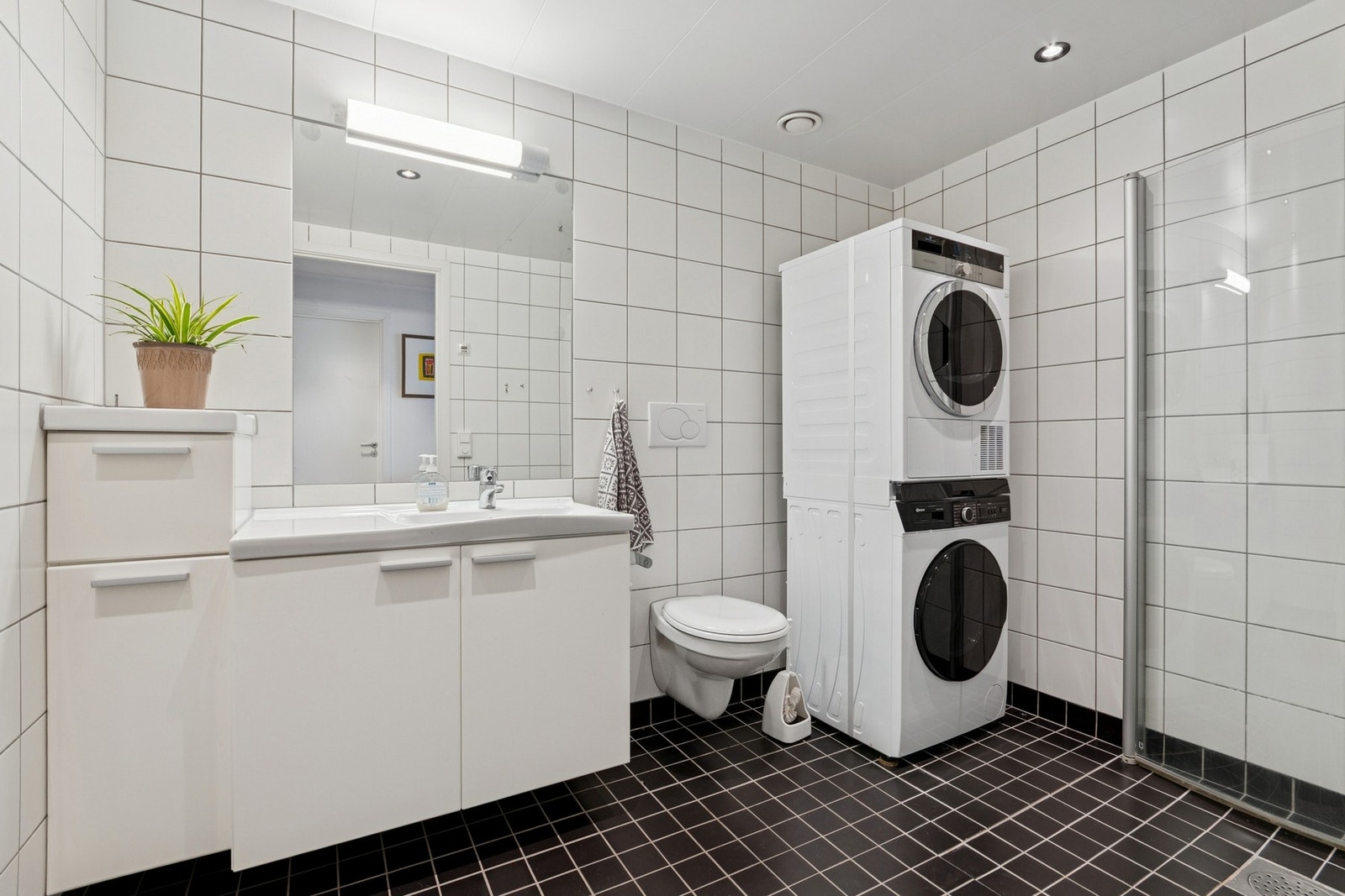 Bad/vaskerom har flislagt gulv med elektriske varmekabler og fliser på vegger. Våtrommet er koblet til balansert ventilasjonsanlegg. Galleribilde