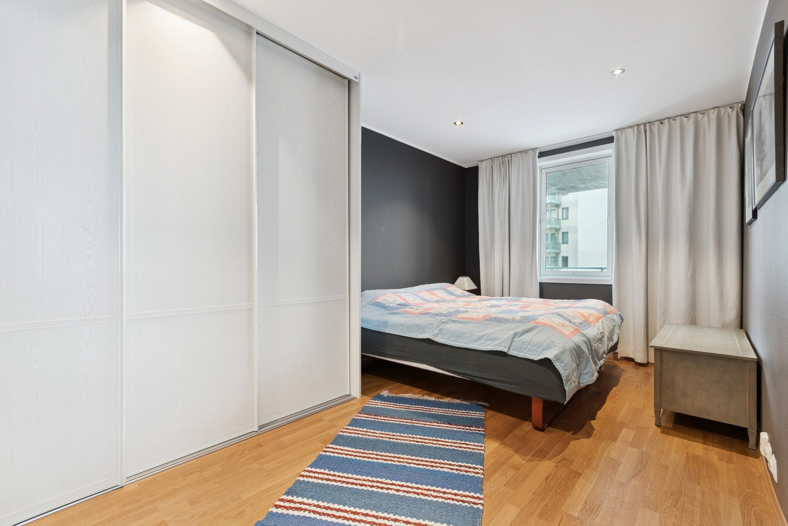 Hovedsoverom med et praktisk og romslig skyvedøprsgarderobe med god plass til oppbevaring og klær. Galleribilde