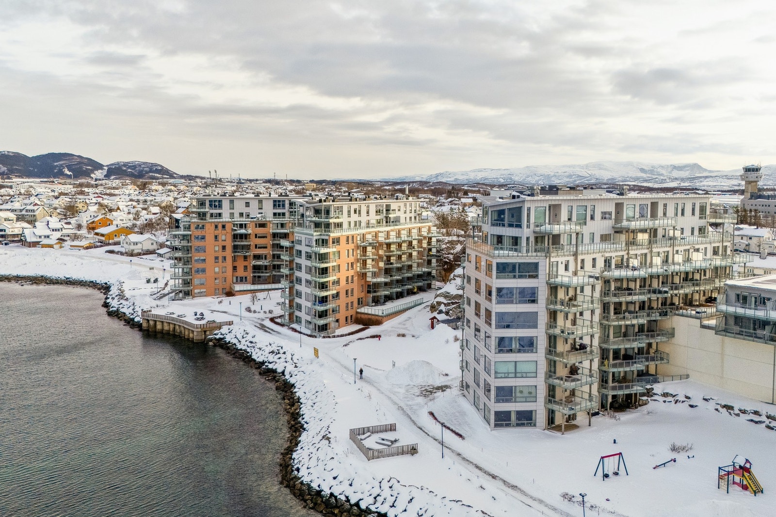 Den flotte Moloen ligger i nærheten der man kan ta seg en spasertur eller nyte uteservering fra restaurantene på en finværsdag. Galleribilde