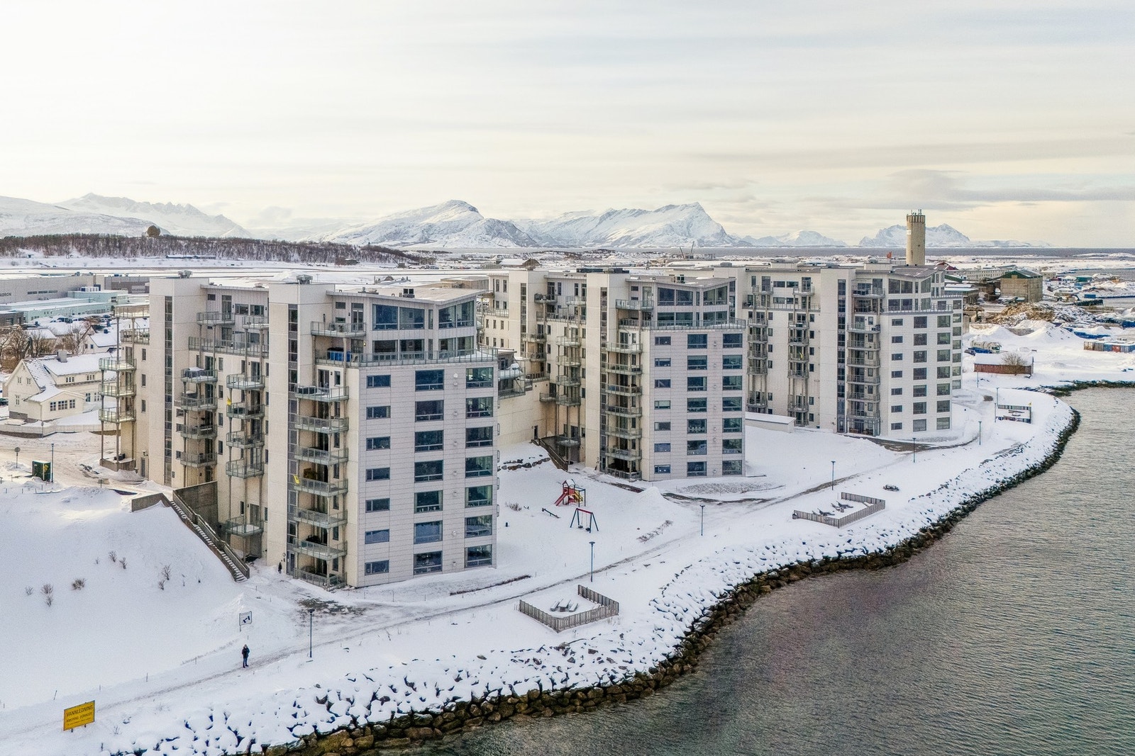 Leiligheten ligger fint til i Breivika - ca. 15 minutters gange fra bykjernen der man finner en rekke ulike fasiliteter. Galleribilde