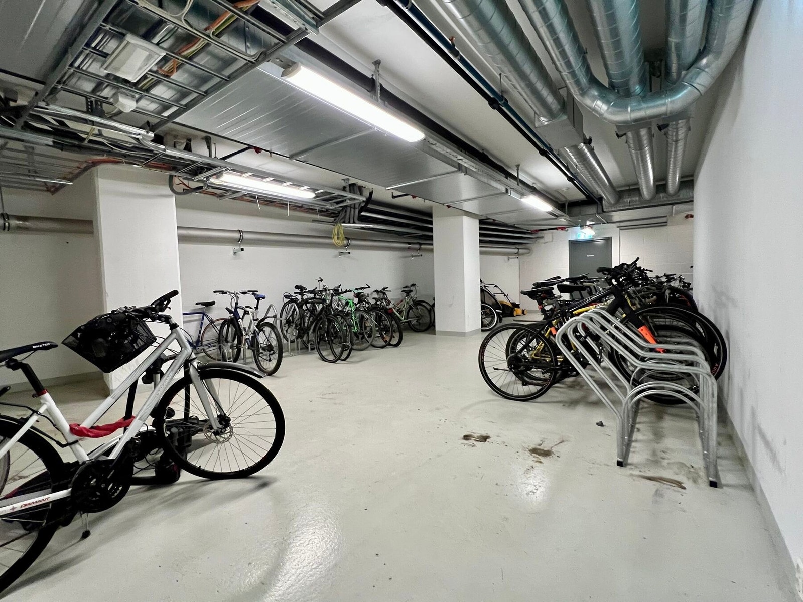 Romslig sykkelbod i U2, tilgjengelig kun for beboere. Galleribilde