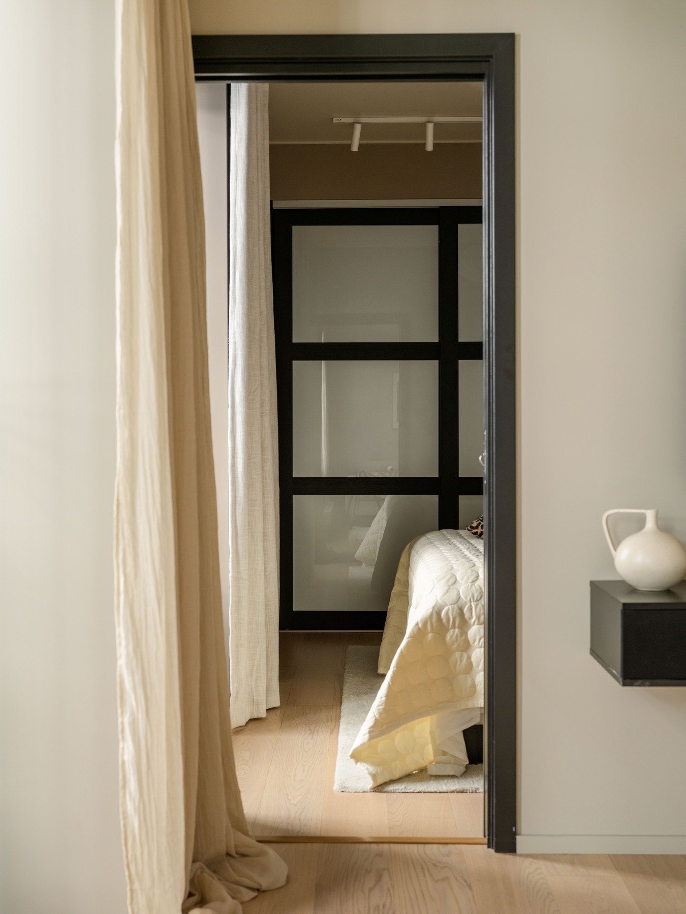 Fra stuen er det adkomst til soverommet. Galleribilde