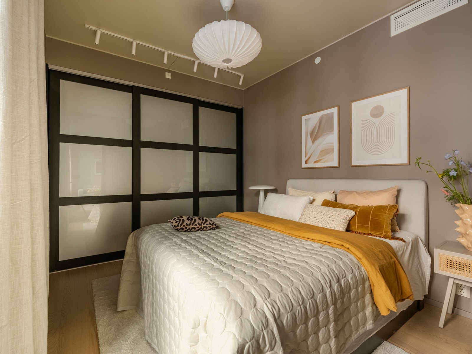 Romslig soverom med god plass til dobbeltseng og nattbord på begge sider. Galleribilde