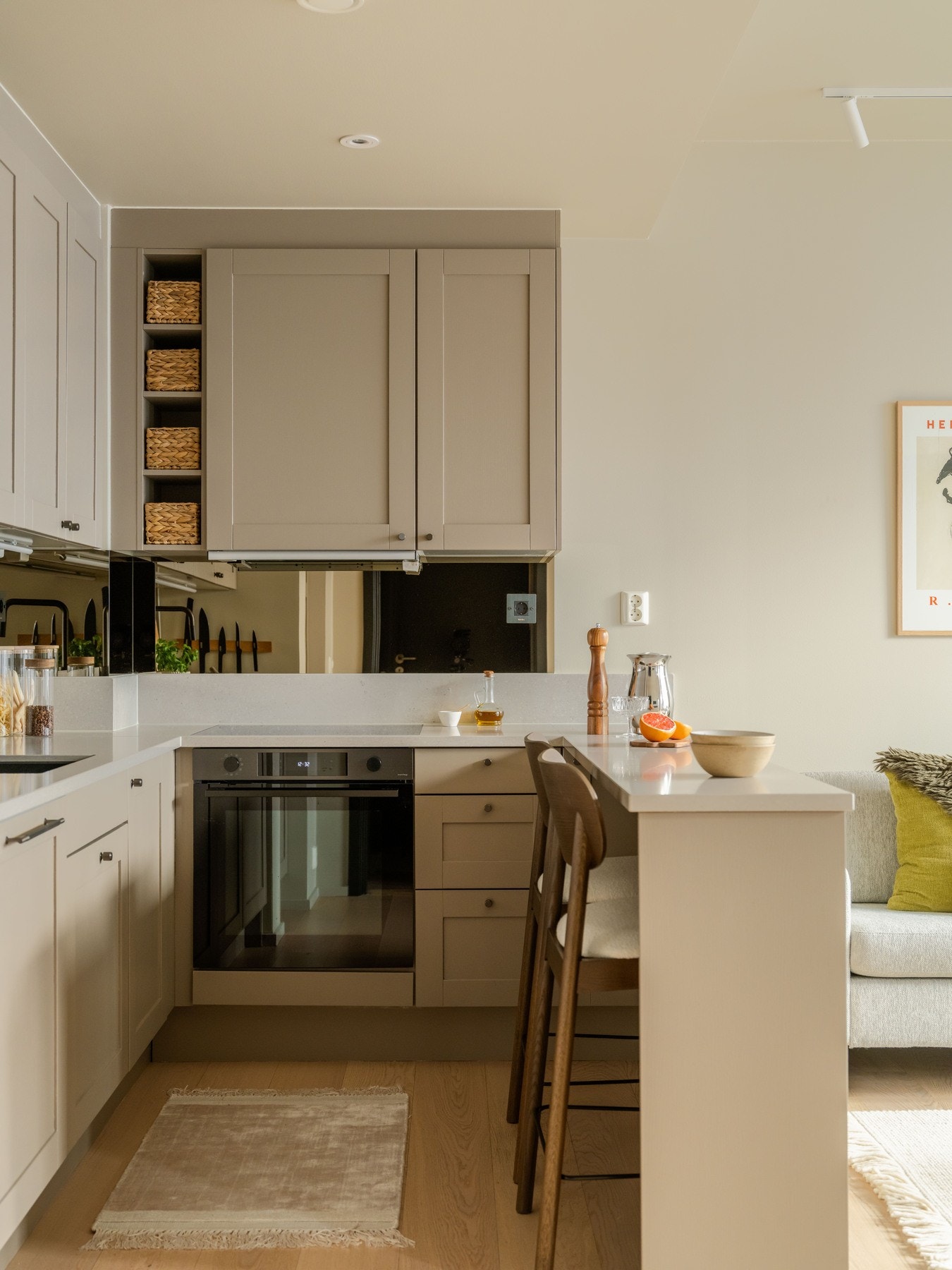 Praktisk kjøkkenøy med sitteplasser. Kjøkkenventilatoren har mekanisk avtrekk. Galleribilde