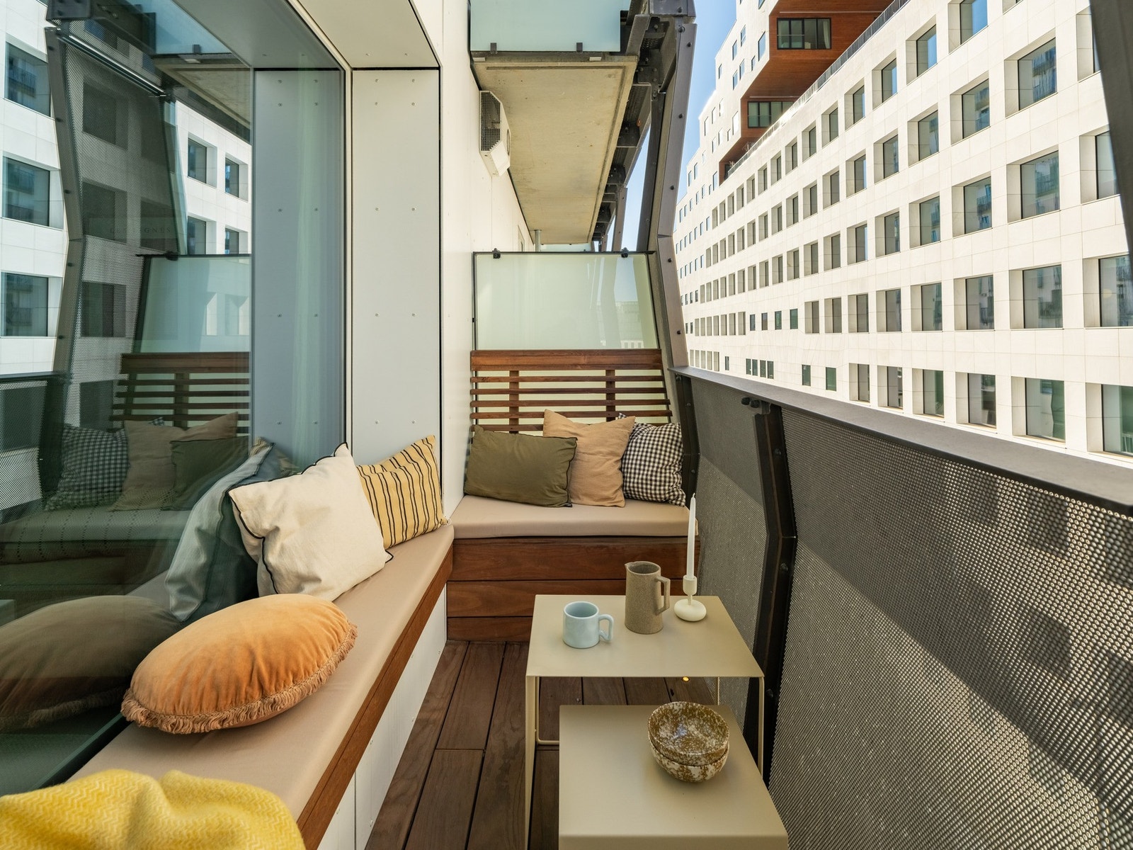 Skjermet og privat balkong med spesialtilpassede utemøbler. Et hyggelig sted for et glass i godt selskap eller nyte en god bok i vinduskarmen. Galleribilde