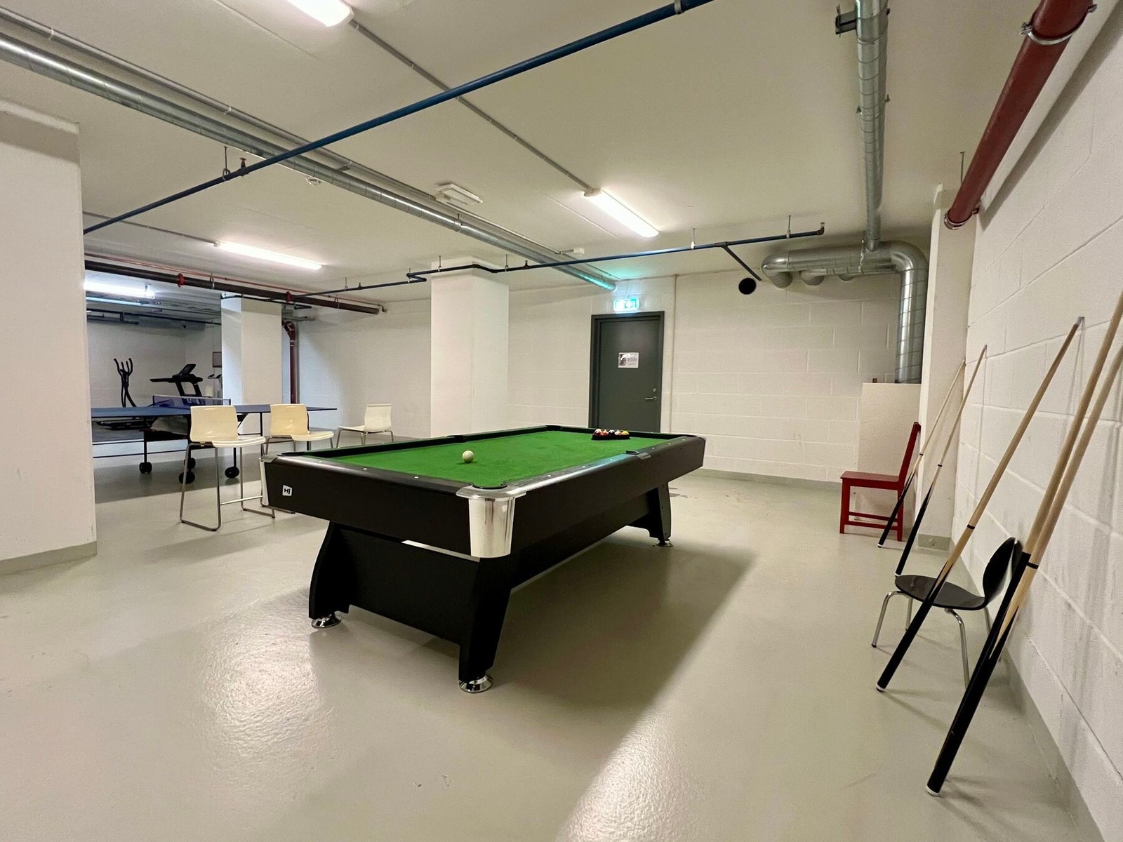 Sosialt fellesrom med biljard- og bordtennisbord. Galleribilde