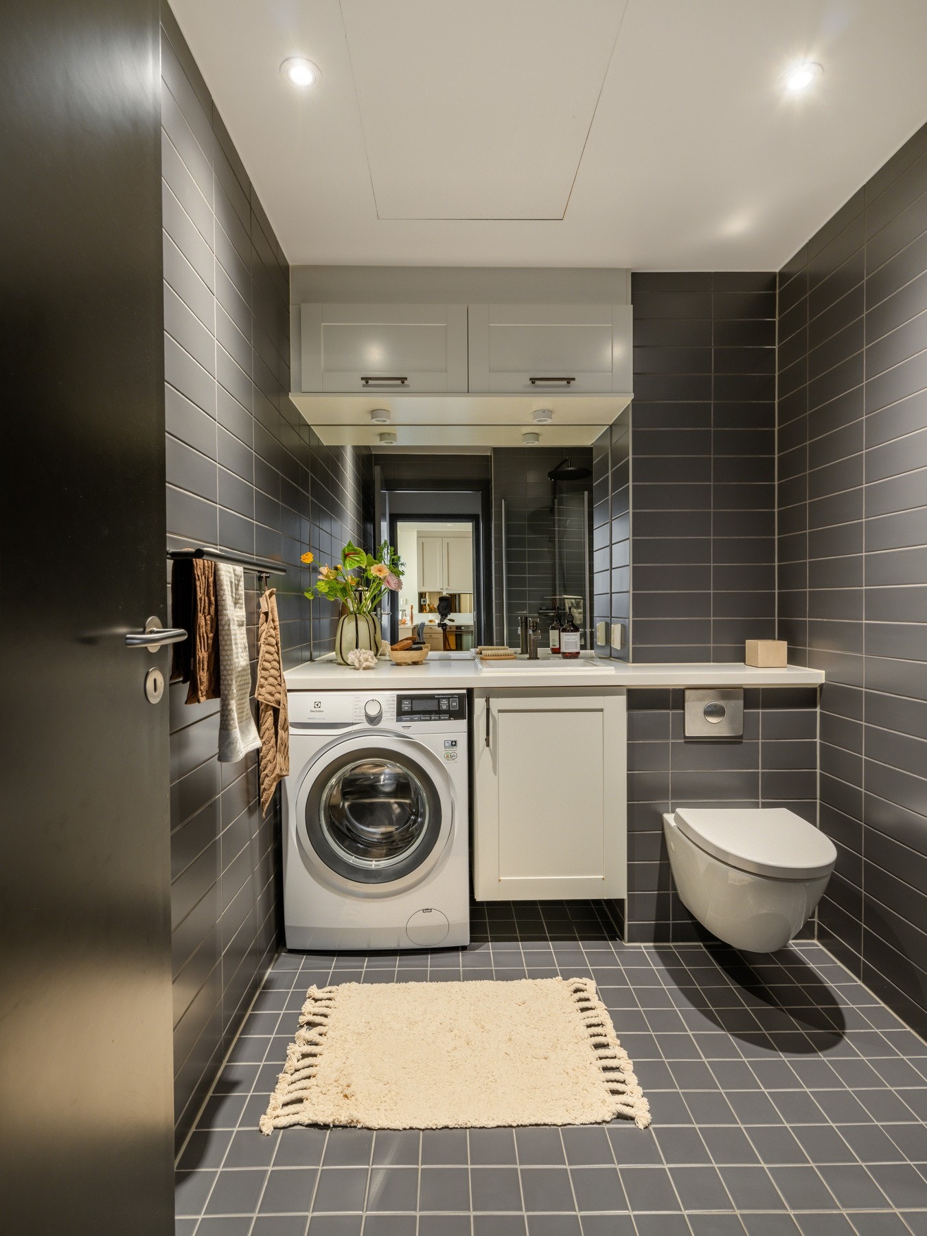 Pent, flislagt bad med downlights i himling, varme i gulv og opplegg for vaskemaskin. Galleribilde