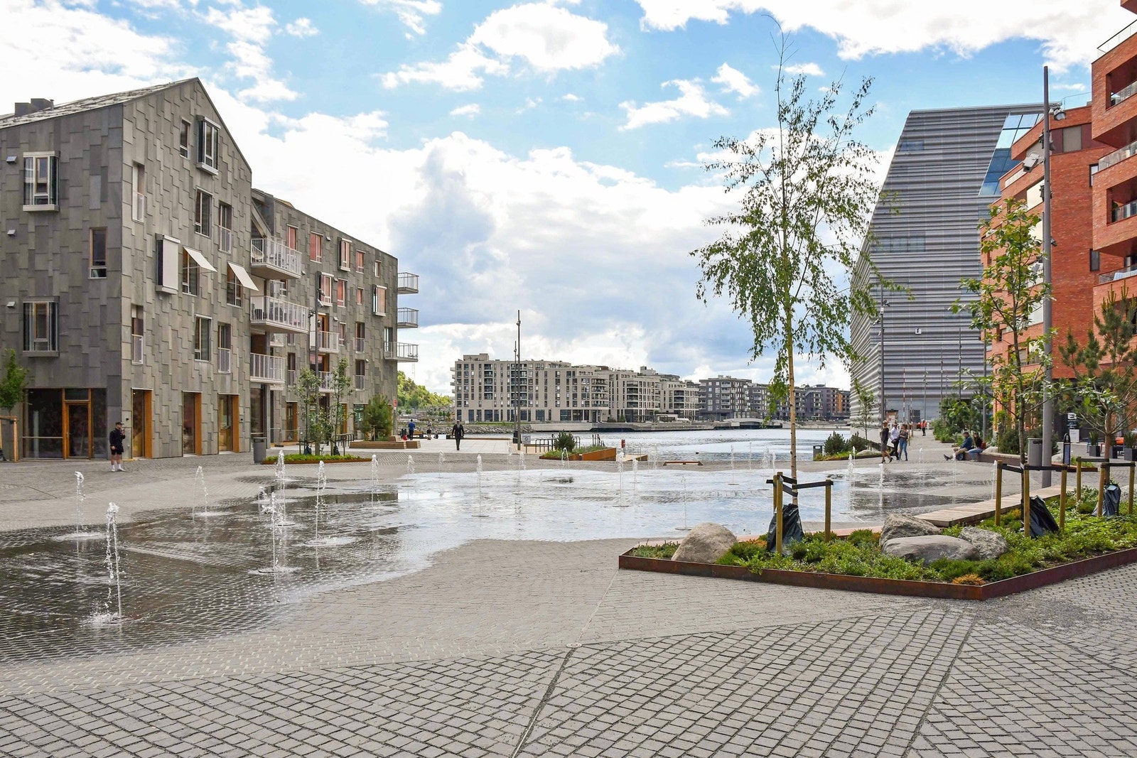 Vakkert byrom med fontener, sitteplasser og nærhet til sjøen. Galleribilde