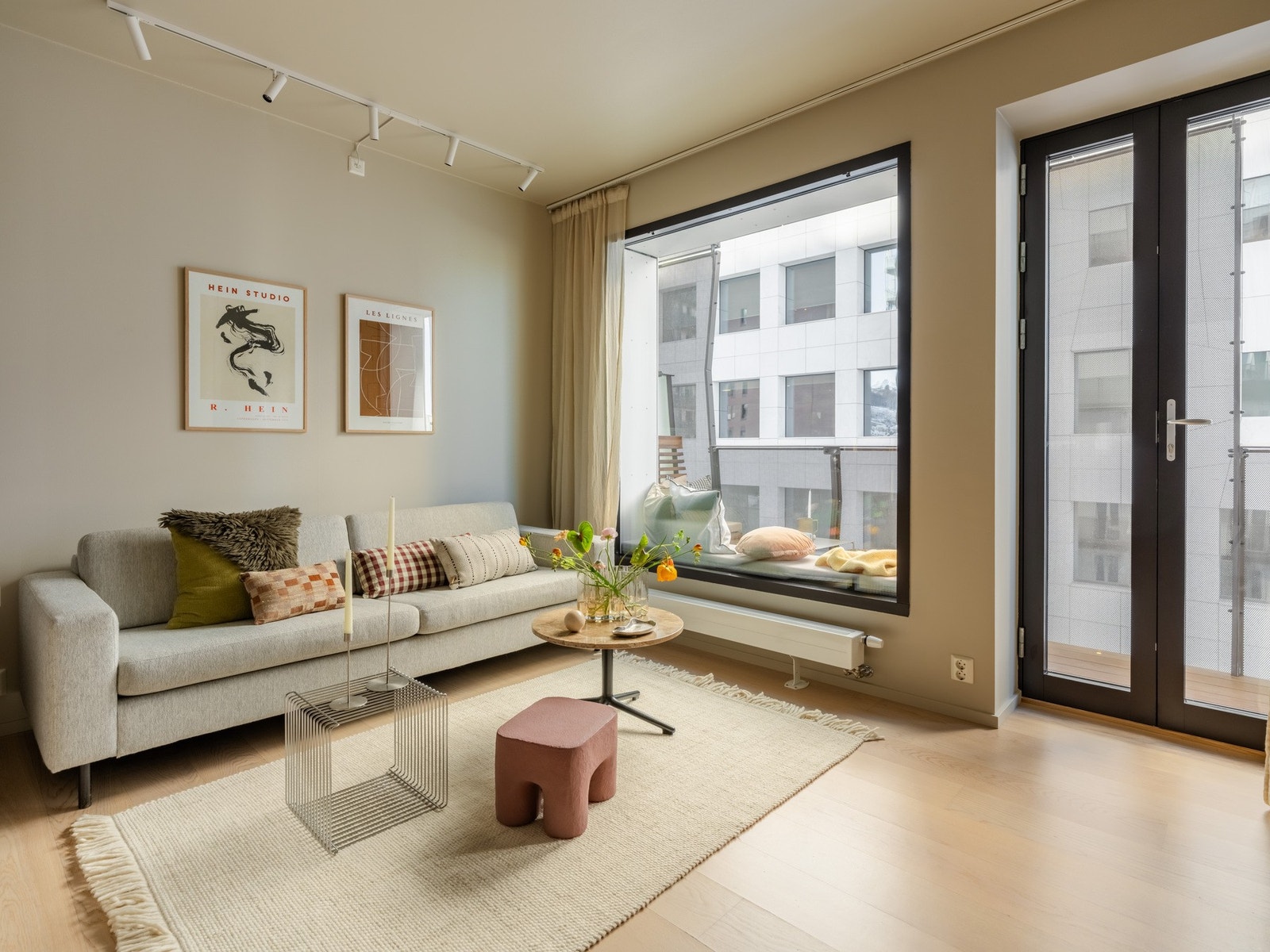 Trivelig stue med god plass til sofagruppe, sofabord og underholdningsavdeling. Galleribilde